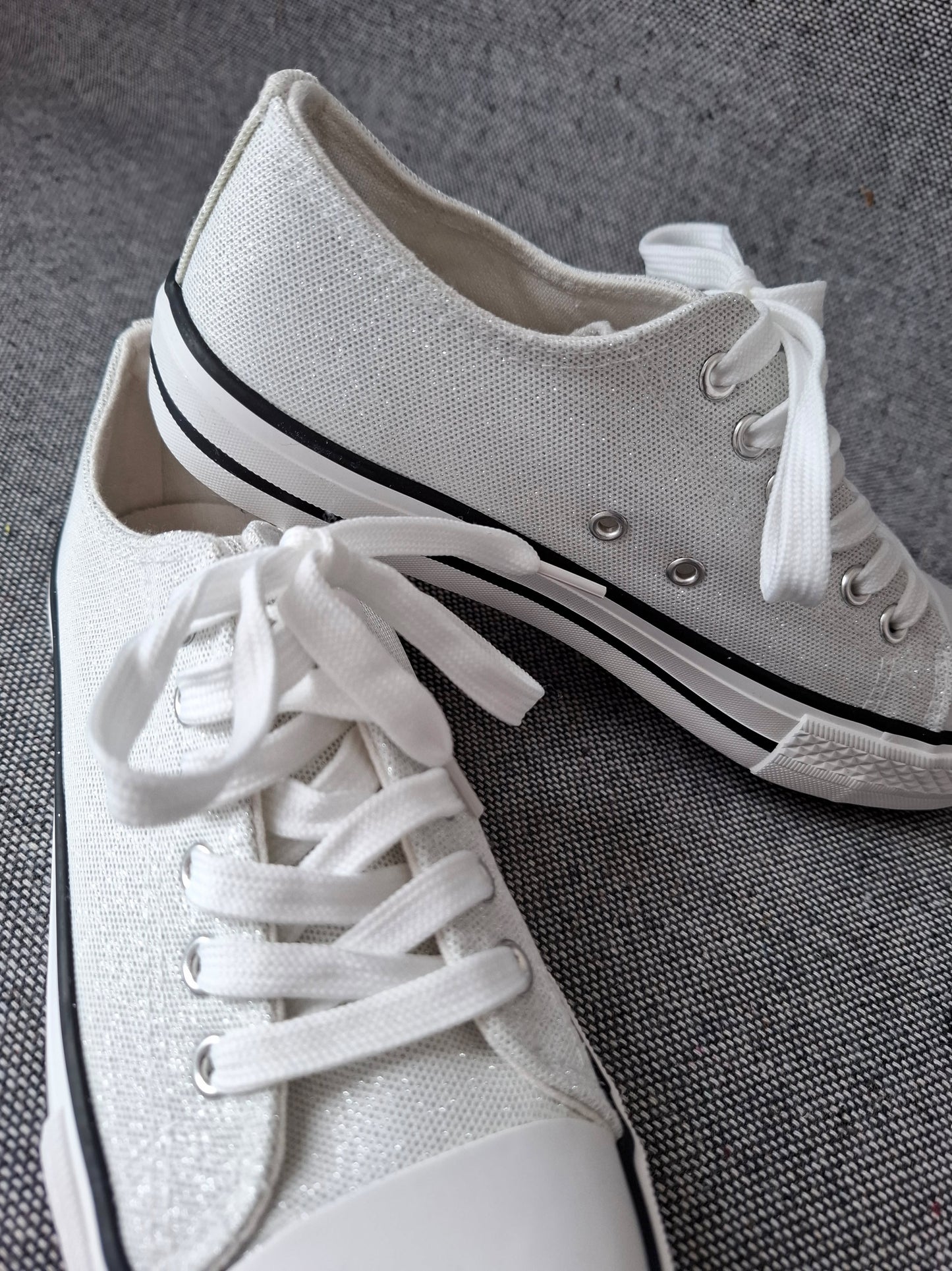 Chaussures baskets basses gris pailleté et blanc style converse