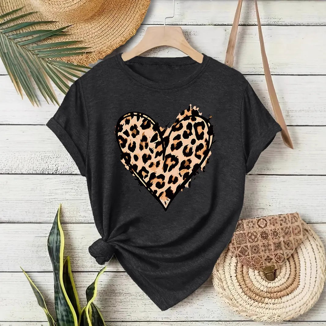 T-shirt Femme Imprimé Cœur Léopard – Col Rond, Manches Courtes, Style Tendance