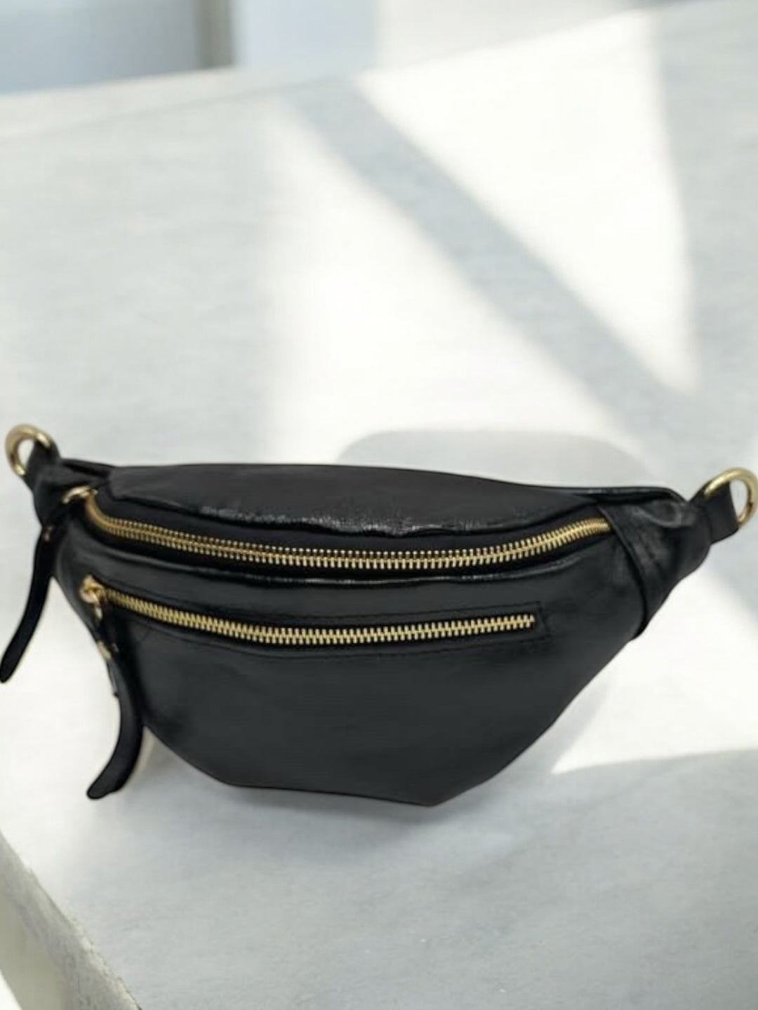 Sac banane en cuir irisé noir 2 poches