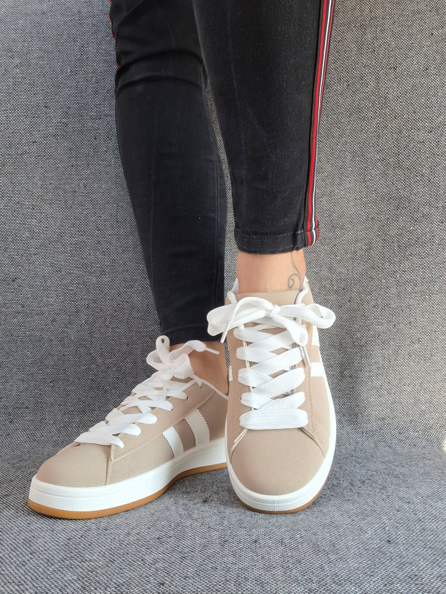 Chaussures baskets basses taupe avec bandes blanches style campus