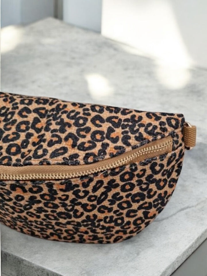 Sac banane camel matelassé en coton gaufré motif léopard