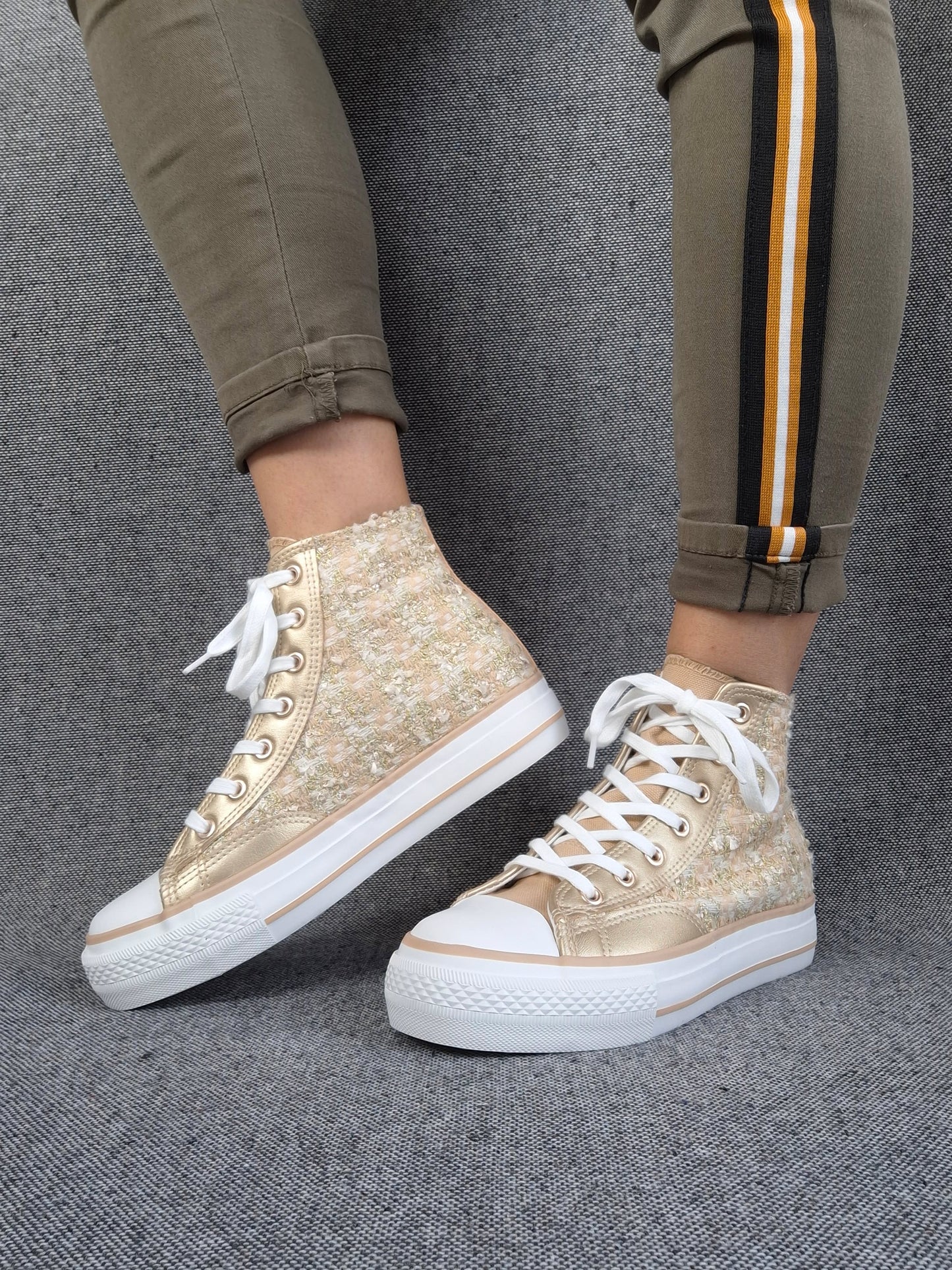 Chaussures baskets hautes en tweed doré style converse