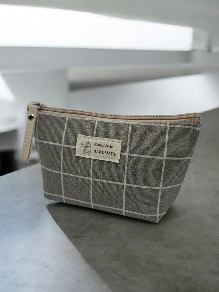 Trousse en coton motif à carreaux blancs sur un fond gris