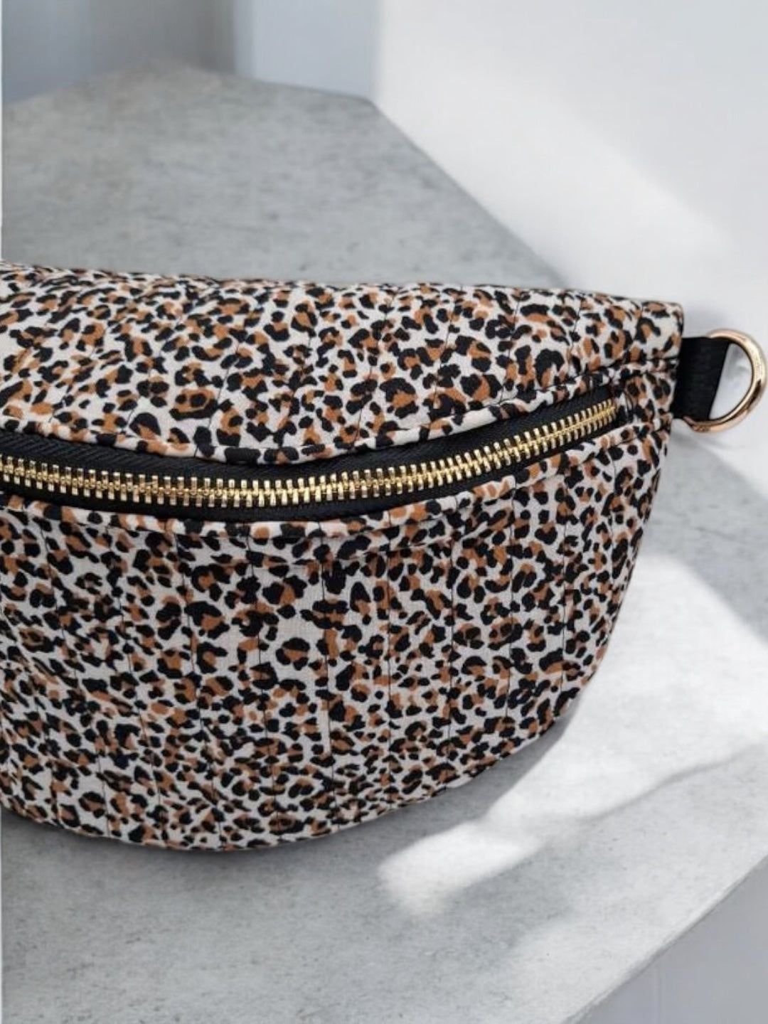 Sac banane beige motifs léopard matelassé en coton