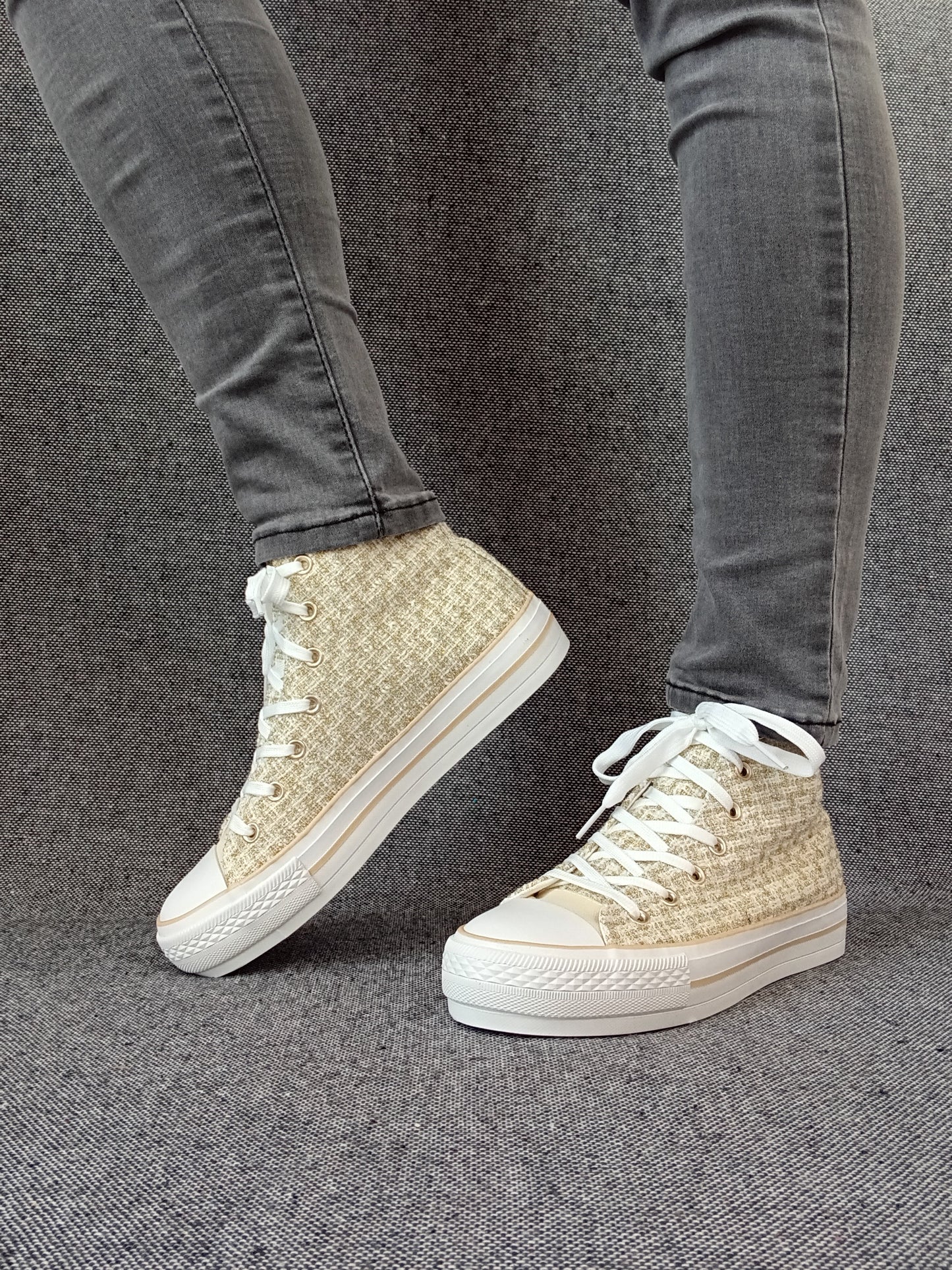 Chaussures baskets hautes en tissu style tressé beige brillant style converse