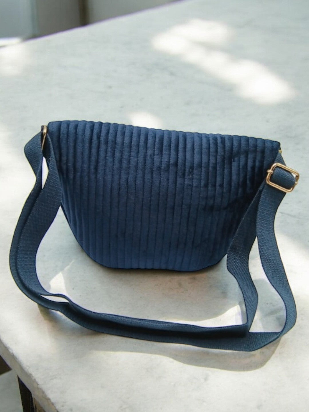Sac banane en velours côtelé bleu marine “La P’tite cachottière”