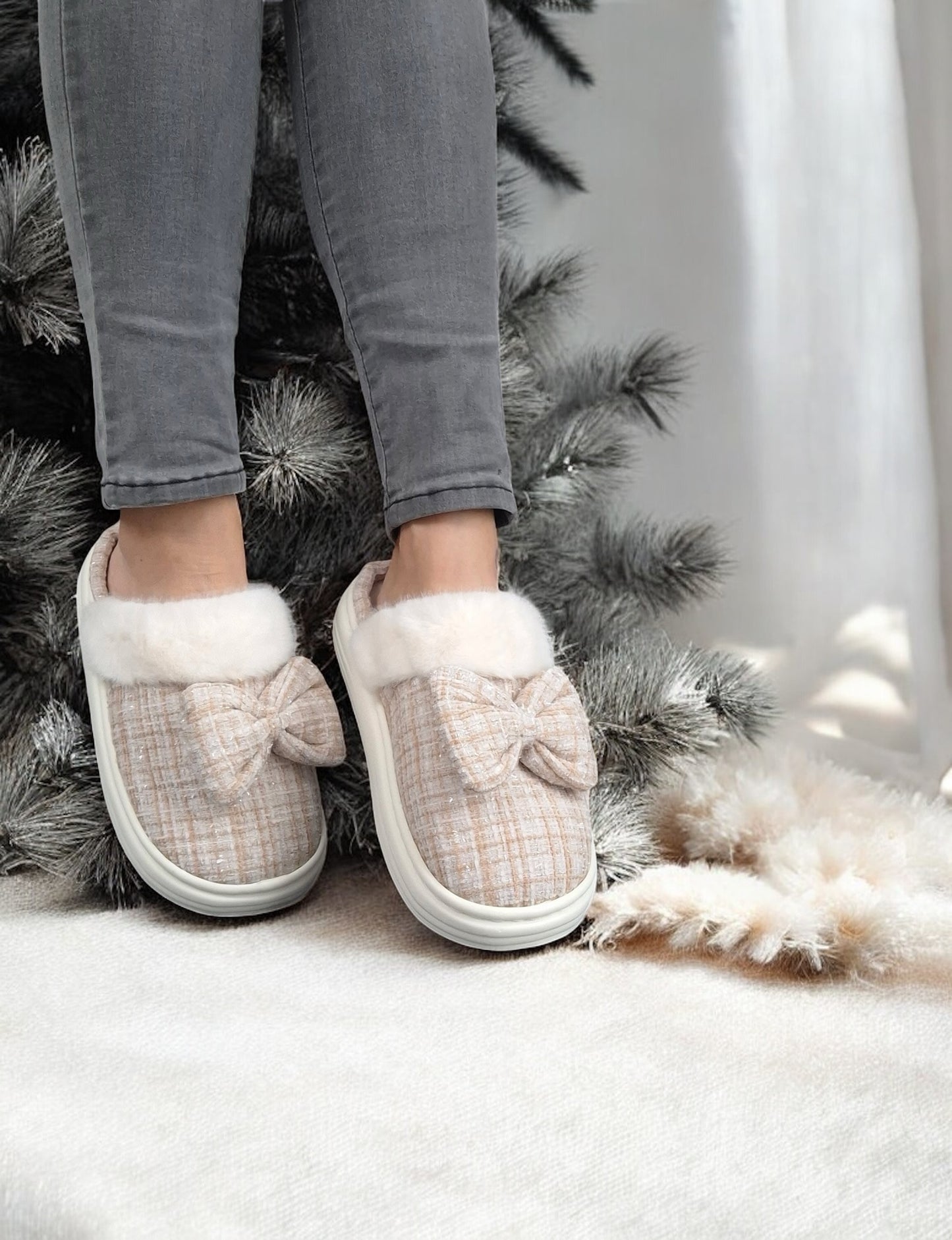 Chaussons fourrés beige et blanc en tissu à carreaux avec noeud