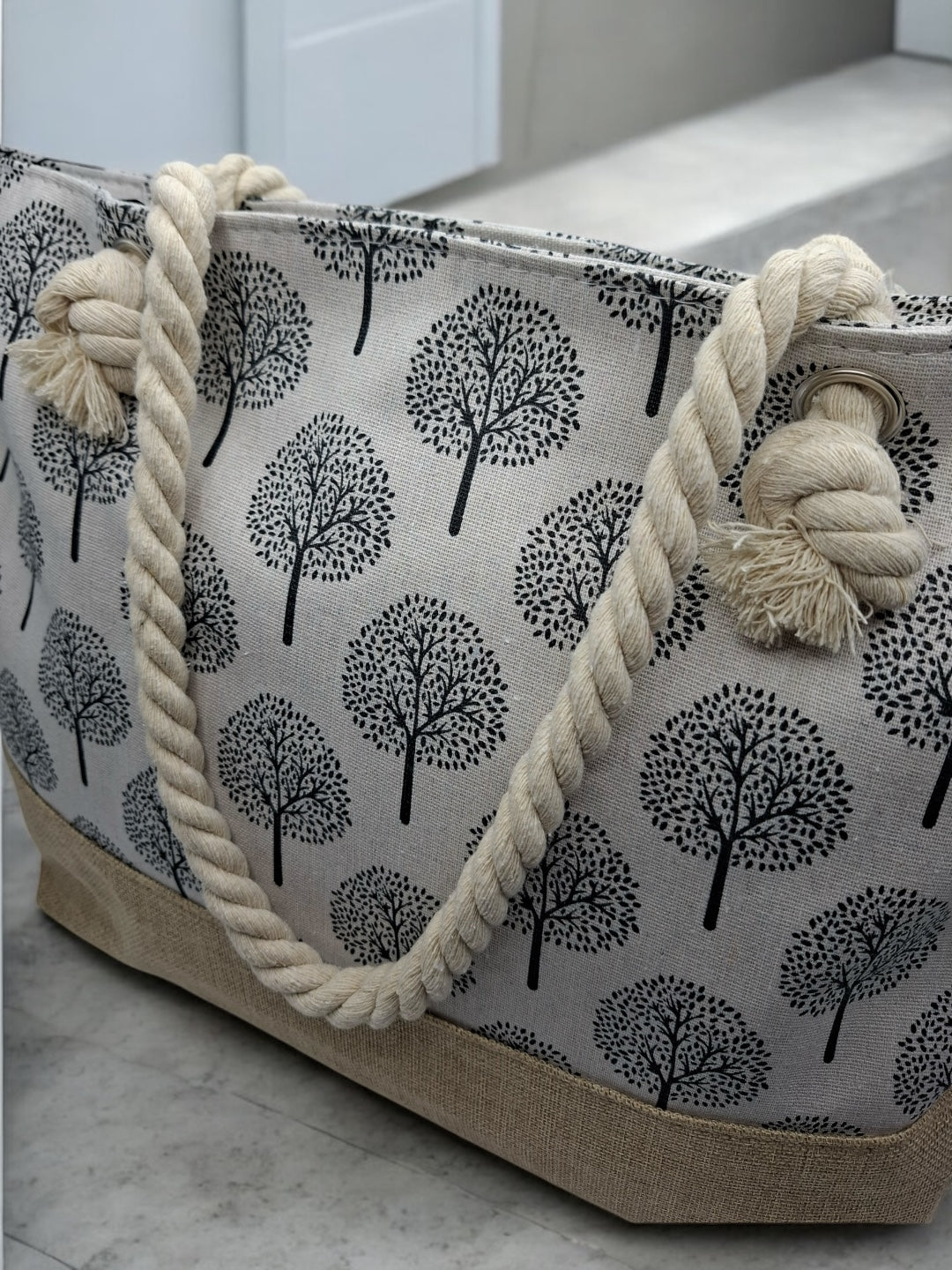 Sac à main de plage porté à l’épaule blanc motifs arbres