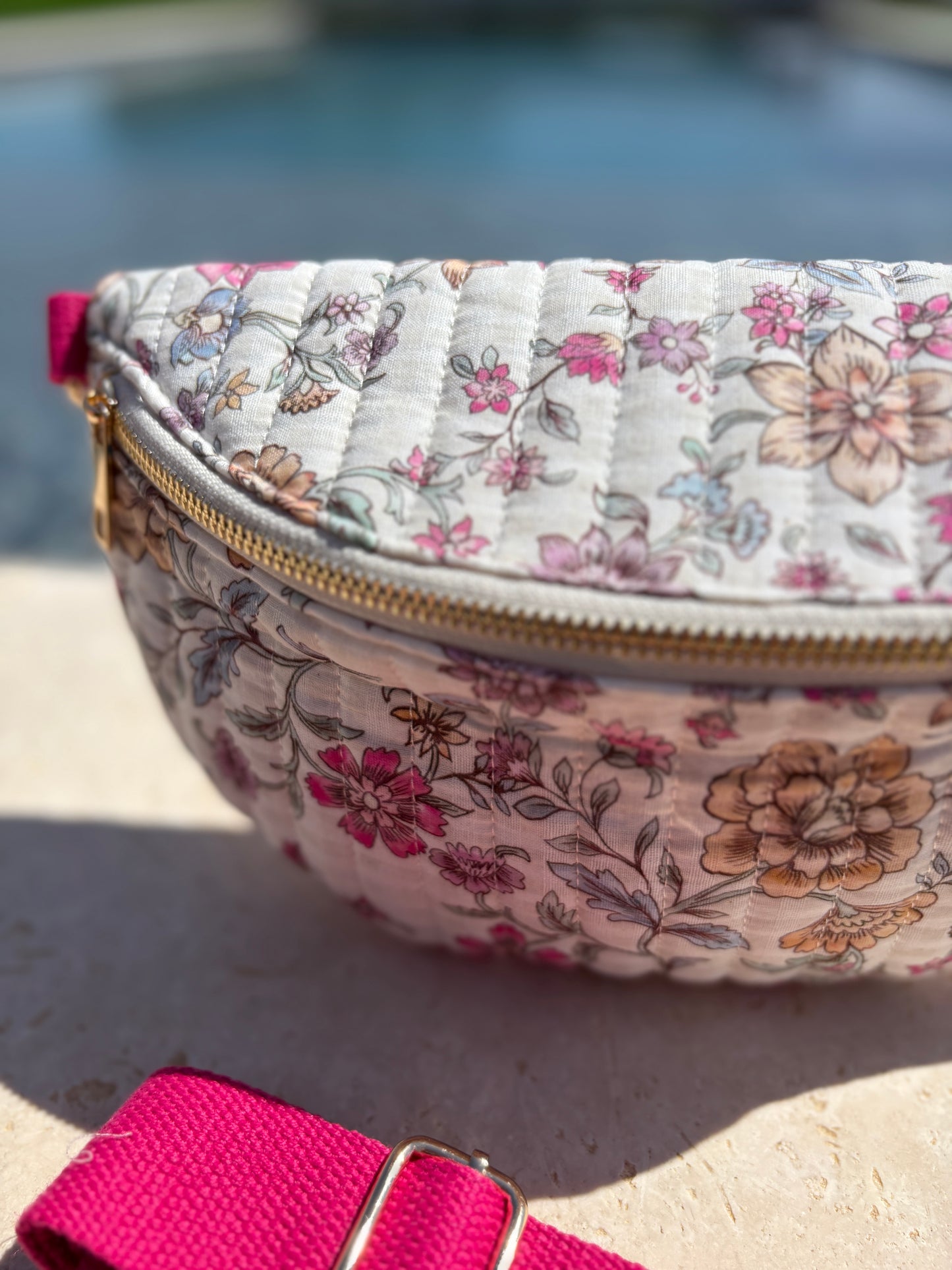 Sac banane en coton matelassé liberty blanc motif floral rose fuschia
