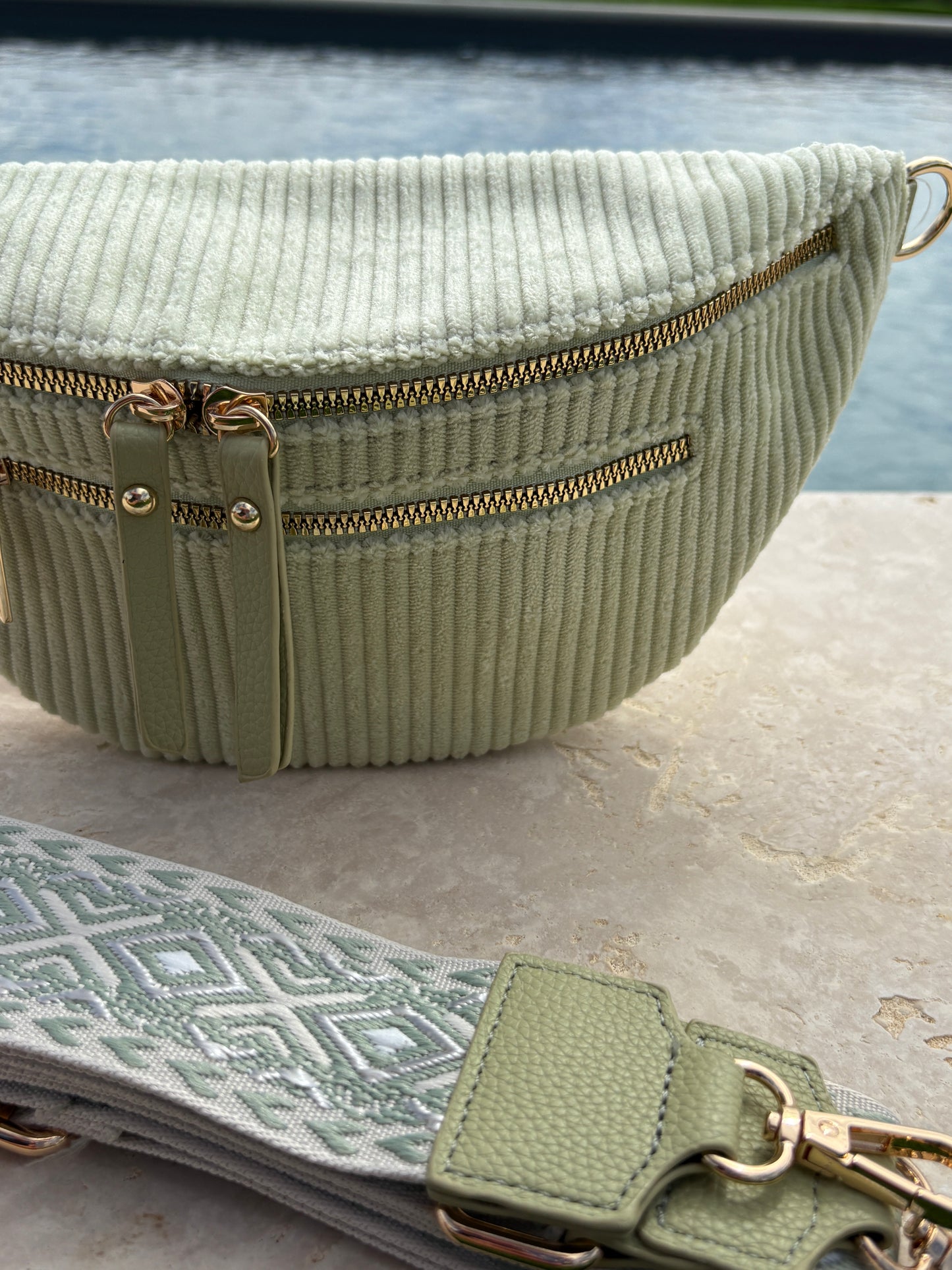 Sac banane velours côtelé 2 poches vert clair vert d'eau sangle fantaisie