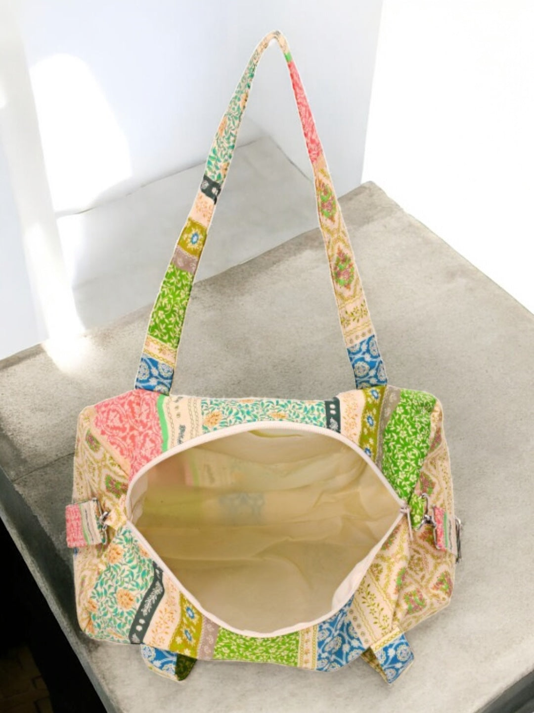 Sac polochon en tissu motifs patchwork multicolore imprimés floraux et géométriques