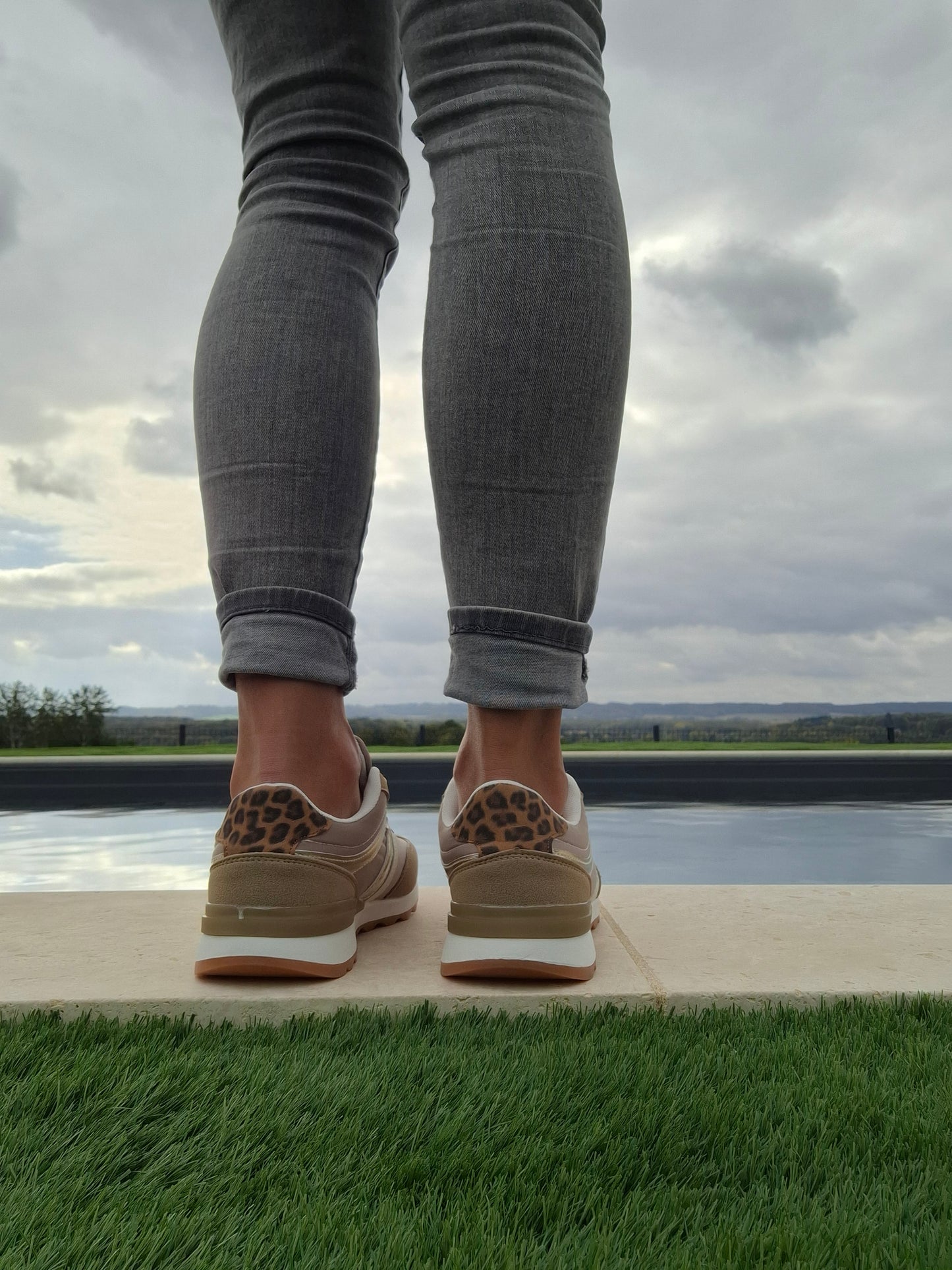 Chaussures baskets kaki et taupe avec un motif doré style sneakers new balance