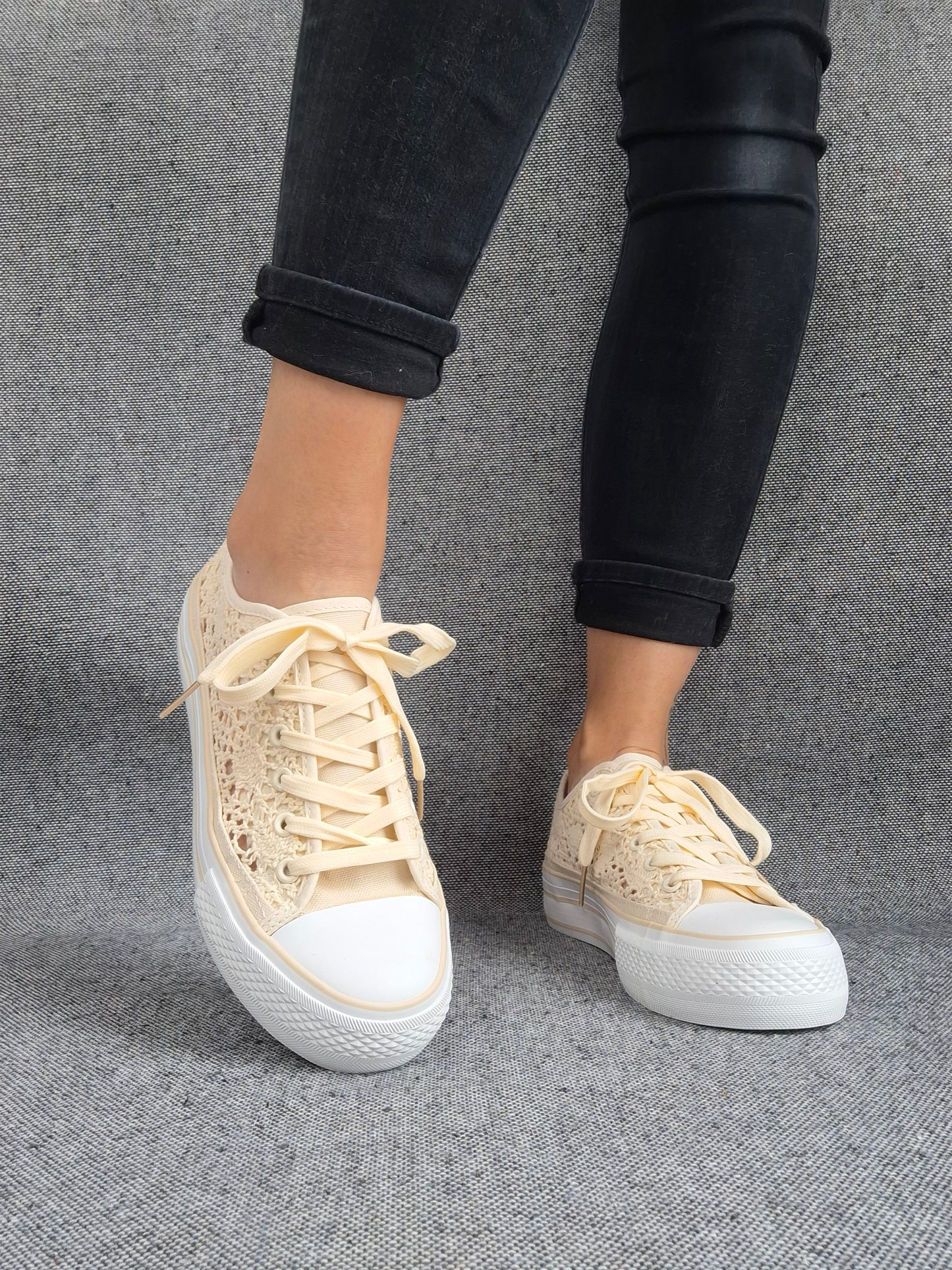 Chaussures baskets basses à dentelle beige en tissu style converse