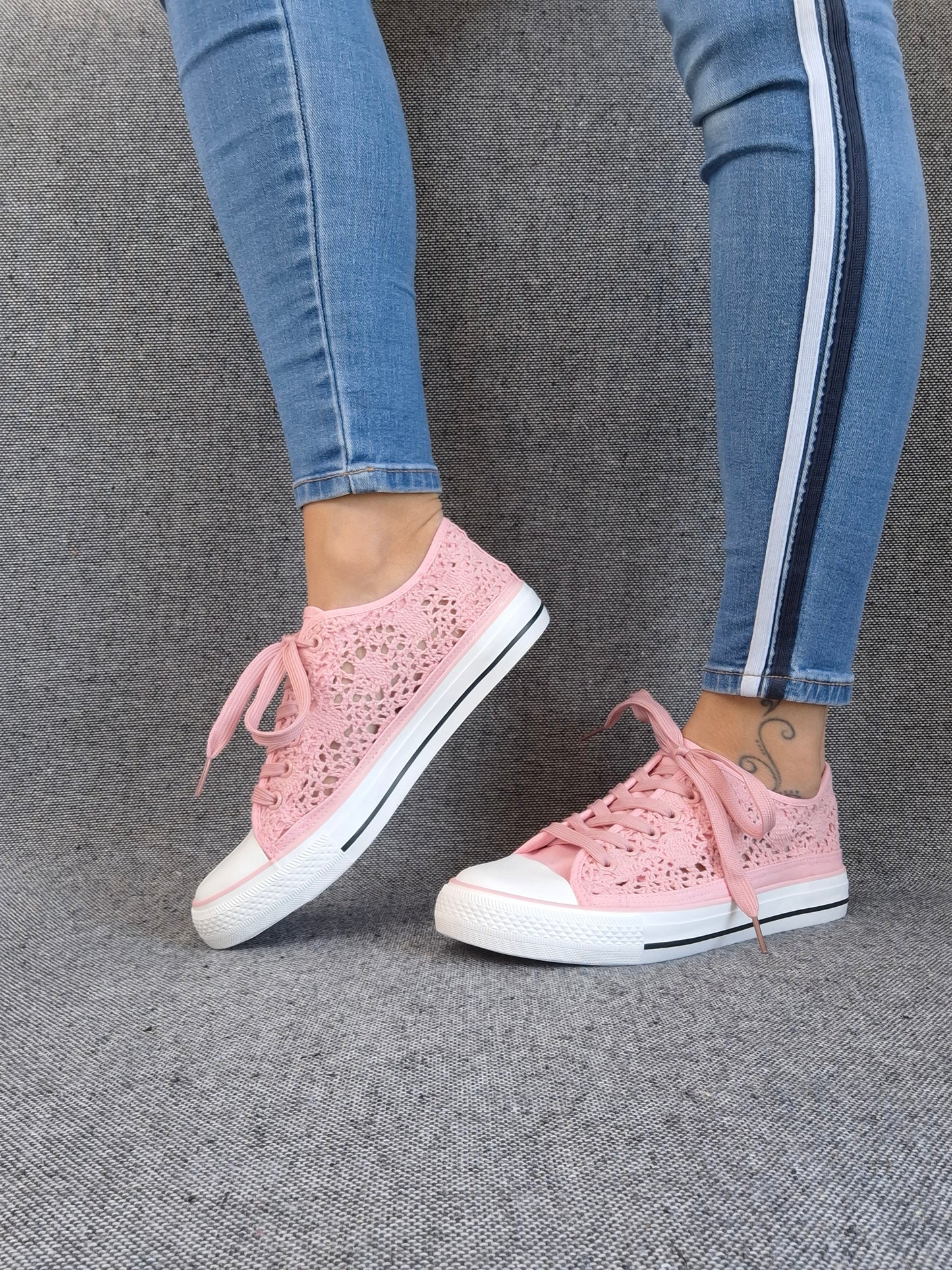 Chaussures baskets basses à dentelle rose en tissu style converse