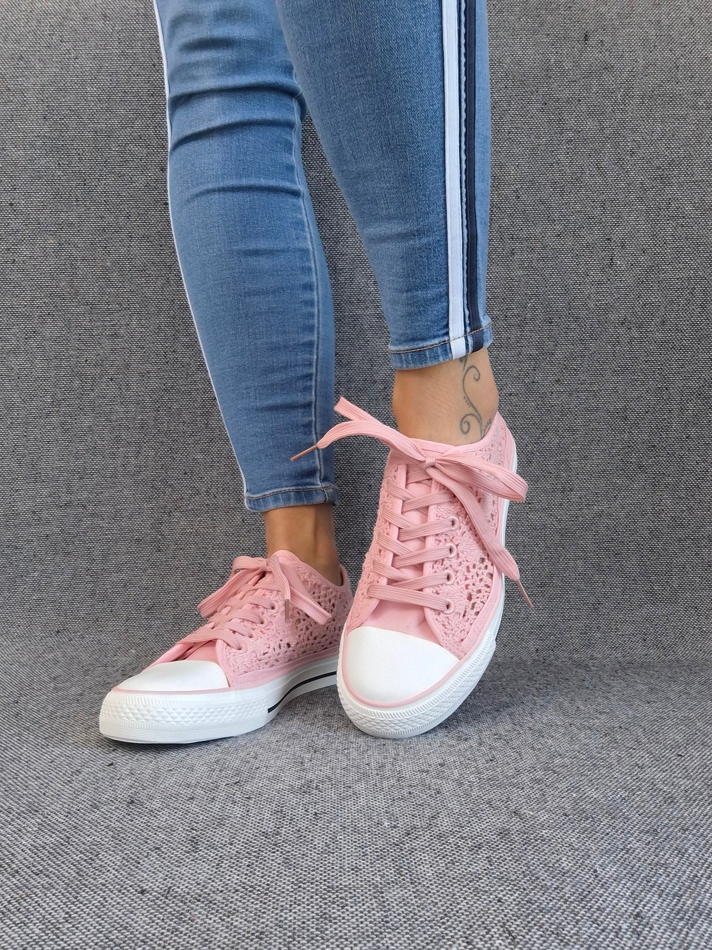 Chaussures baskets basses à dentelle rose en tissu style converse