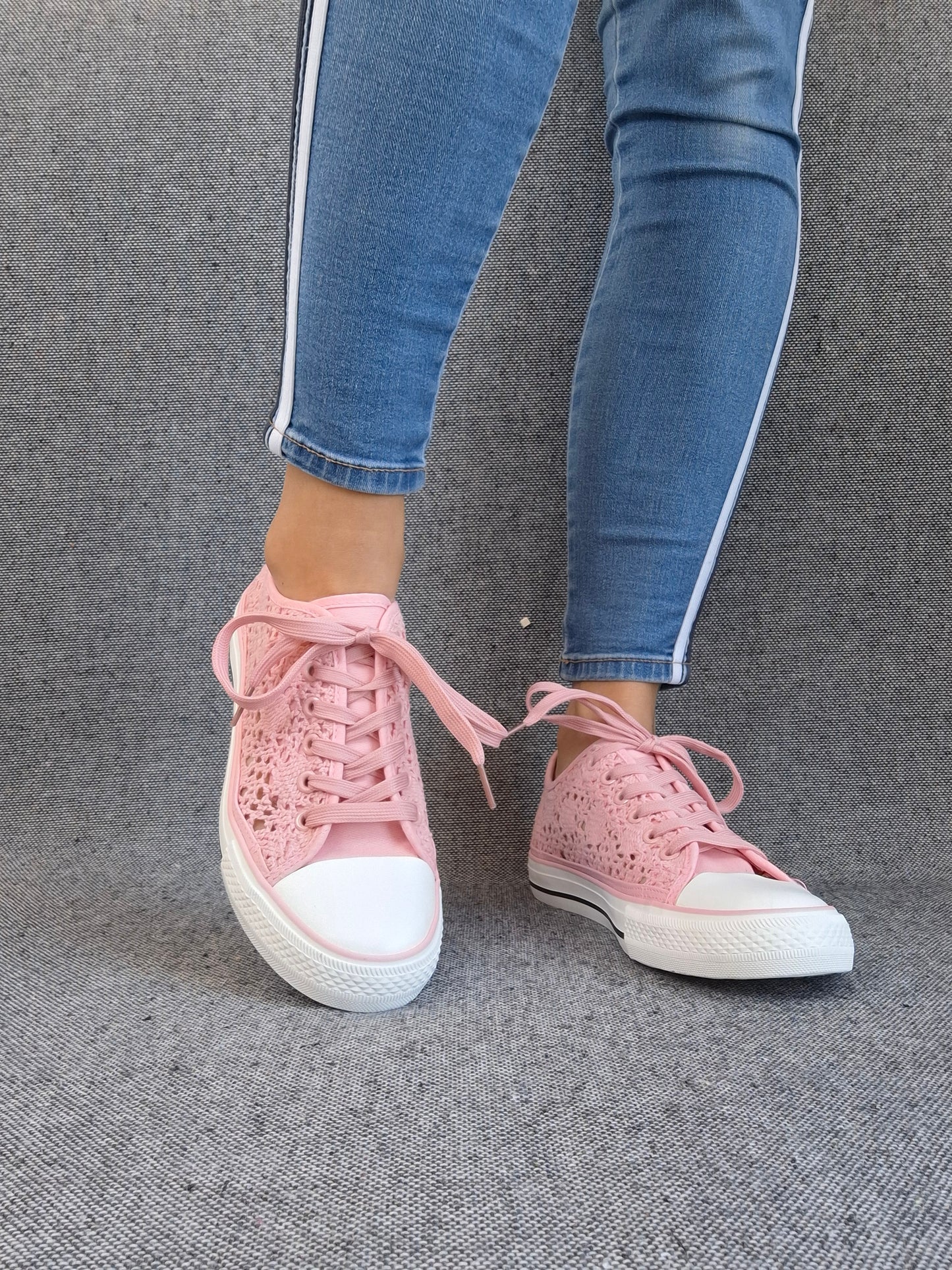 Chaussures baskets basses à dentelle rose en tissu style converse