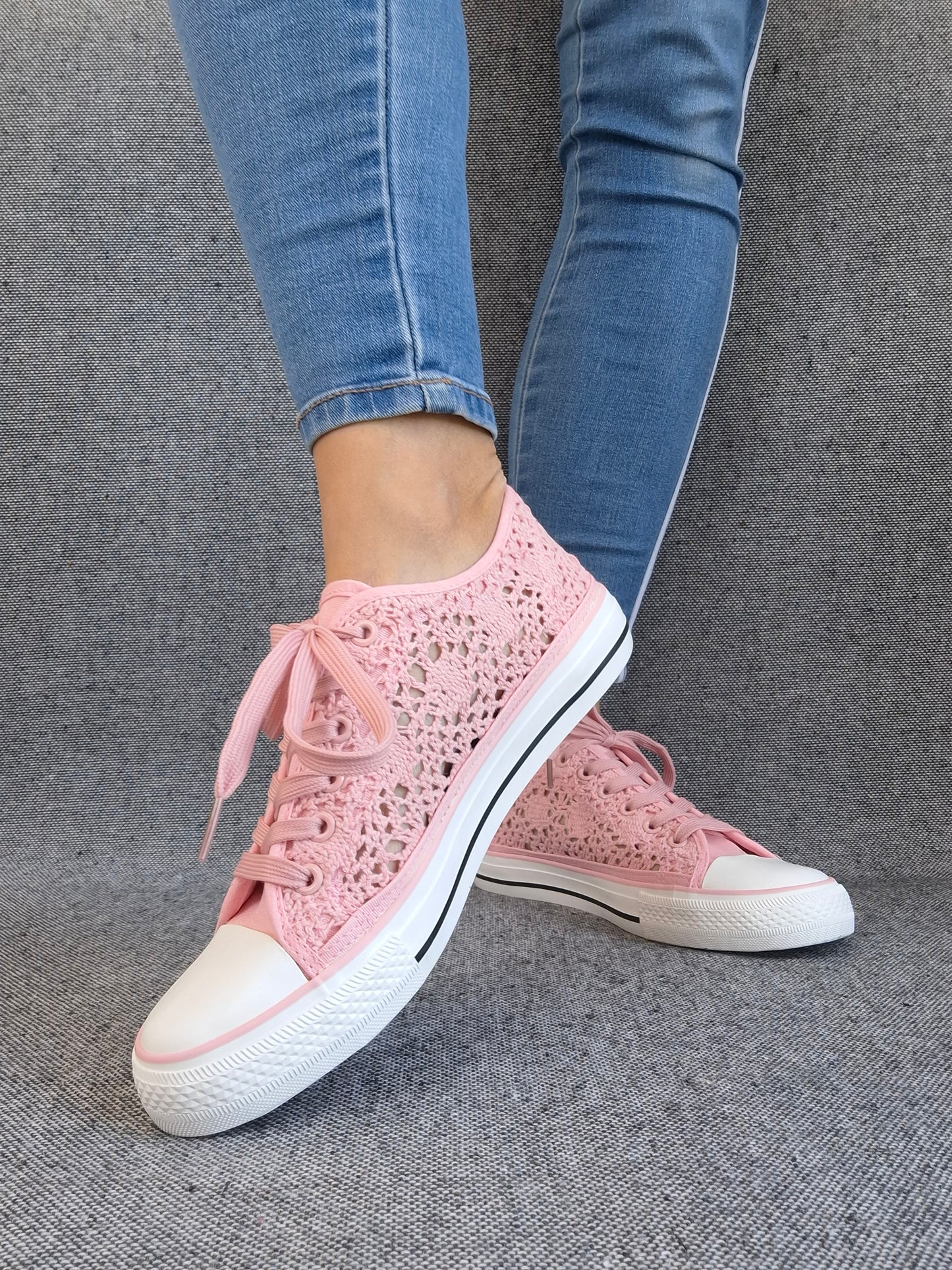 Chaussures baskets basses à dentelle rose en tissu style converse