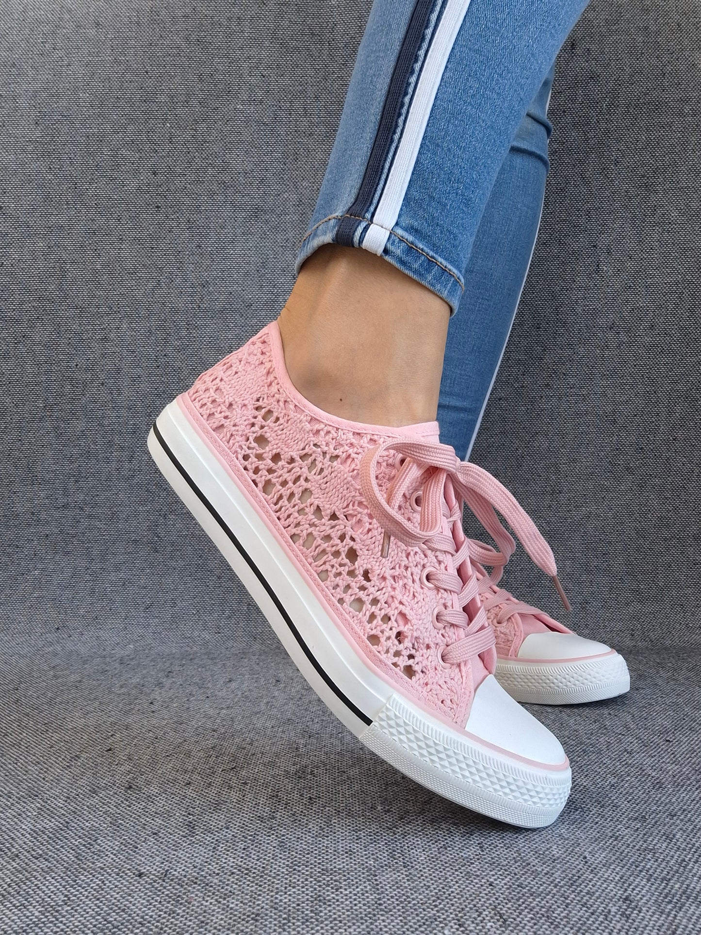 Chaussures baskets basses à dentelle rose en tissu style converse