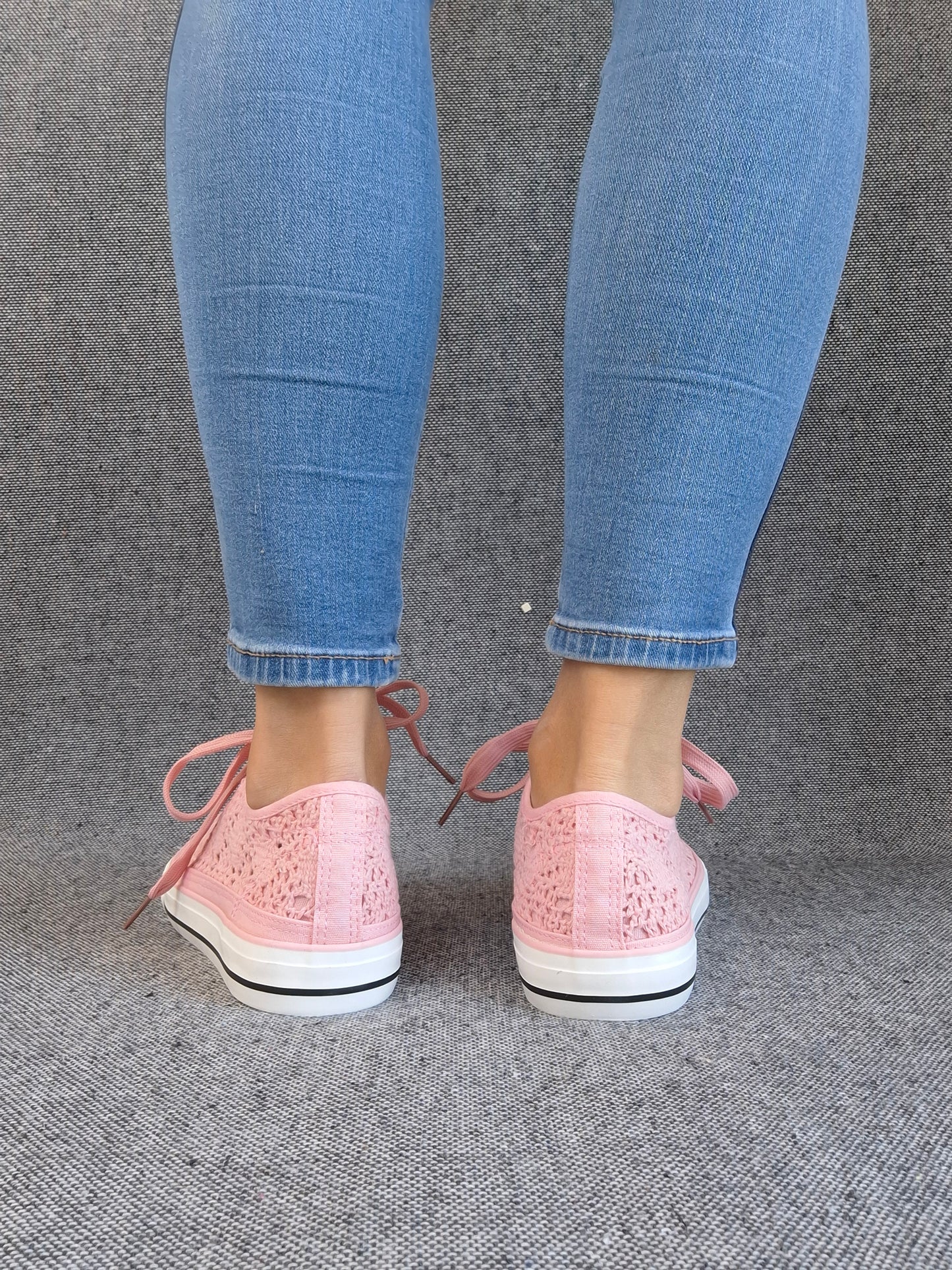 Chaussures baskets basses à dentelle rose en tissu style converse