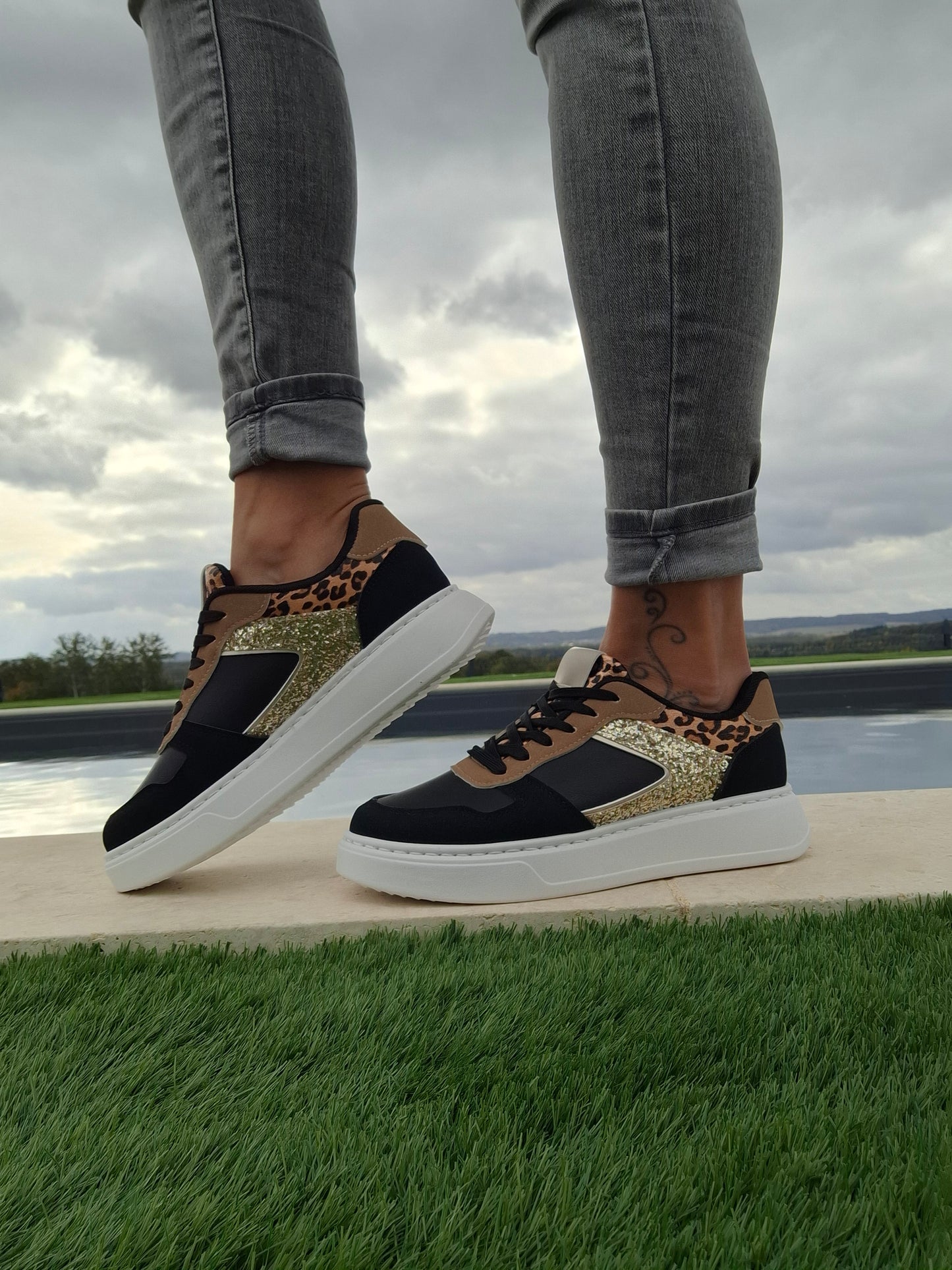 Chaussure baskets basses légèrement compensées noir léopard doré style sneakers