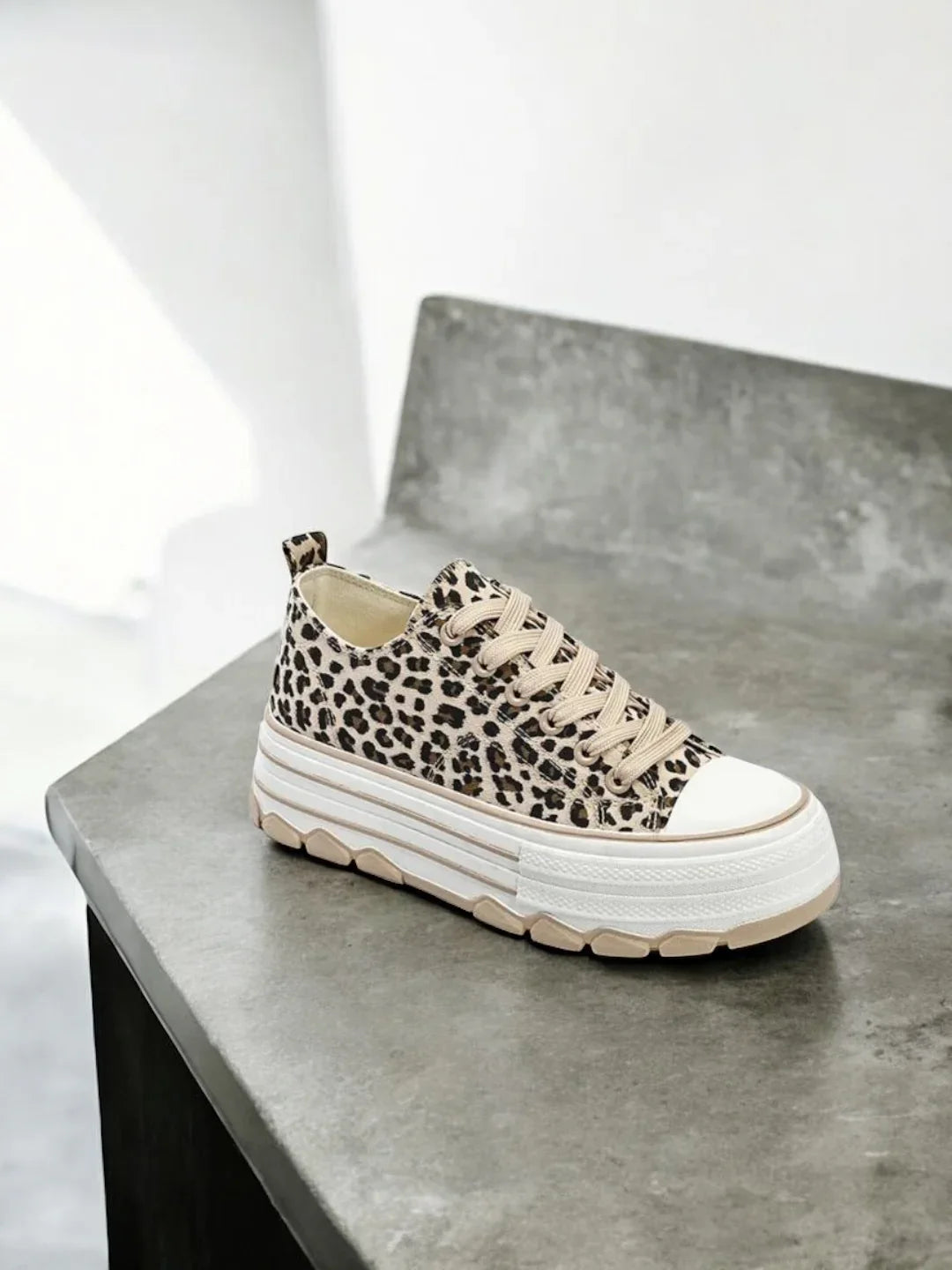Chaussures baskets beiges et blanches motif léopard semelles plate-forme style converse