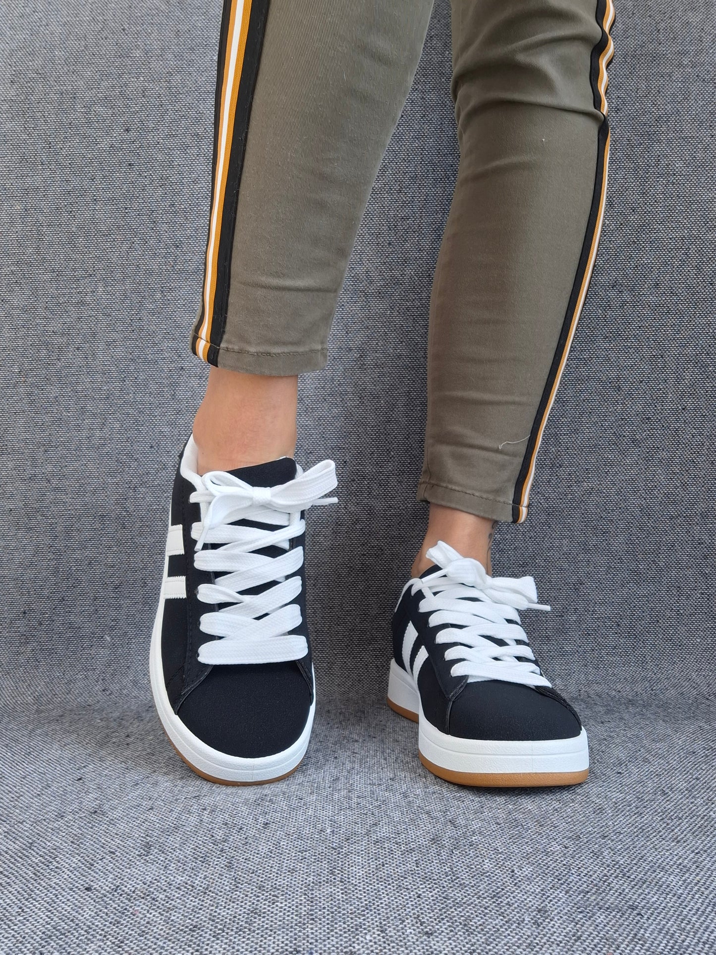 Chaussures baskets basses noires à rayures blanches style sneakers campus