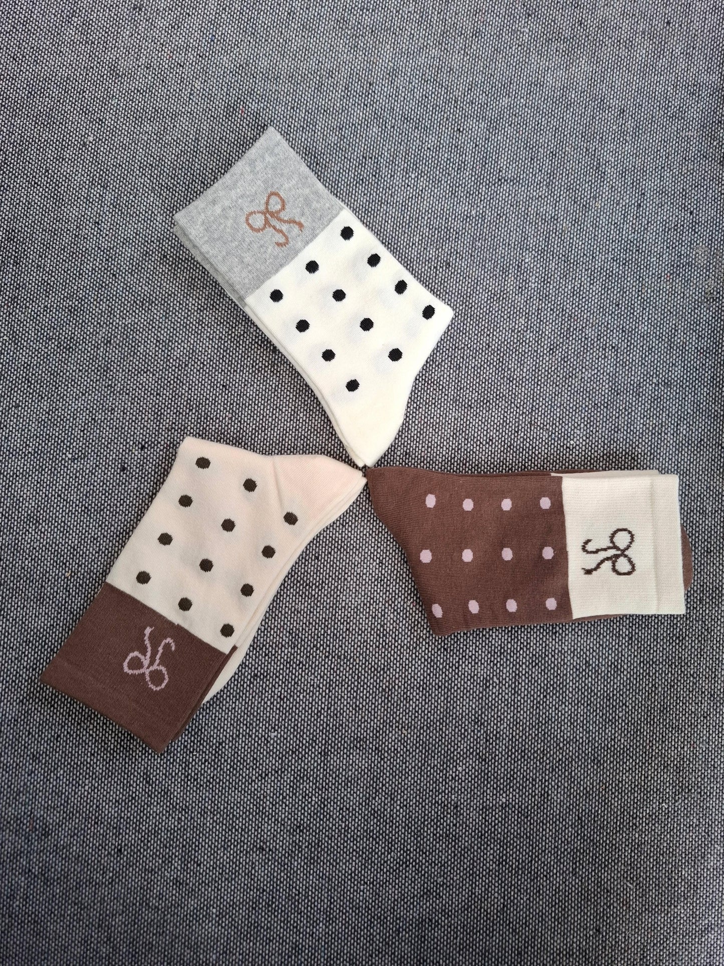 Paire de chaussettes beige en coton à pois noir avec bordure grise et motif nœud marron