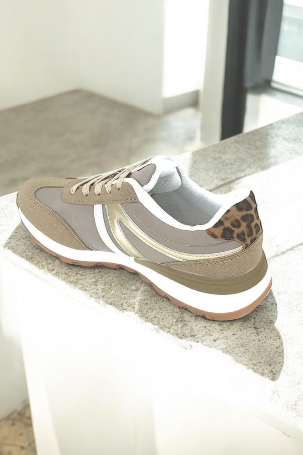 Chaussures baskets kaki et taupe avec un motif doré style sneakers new balance