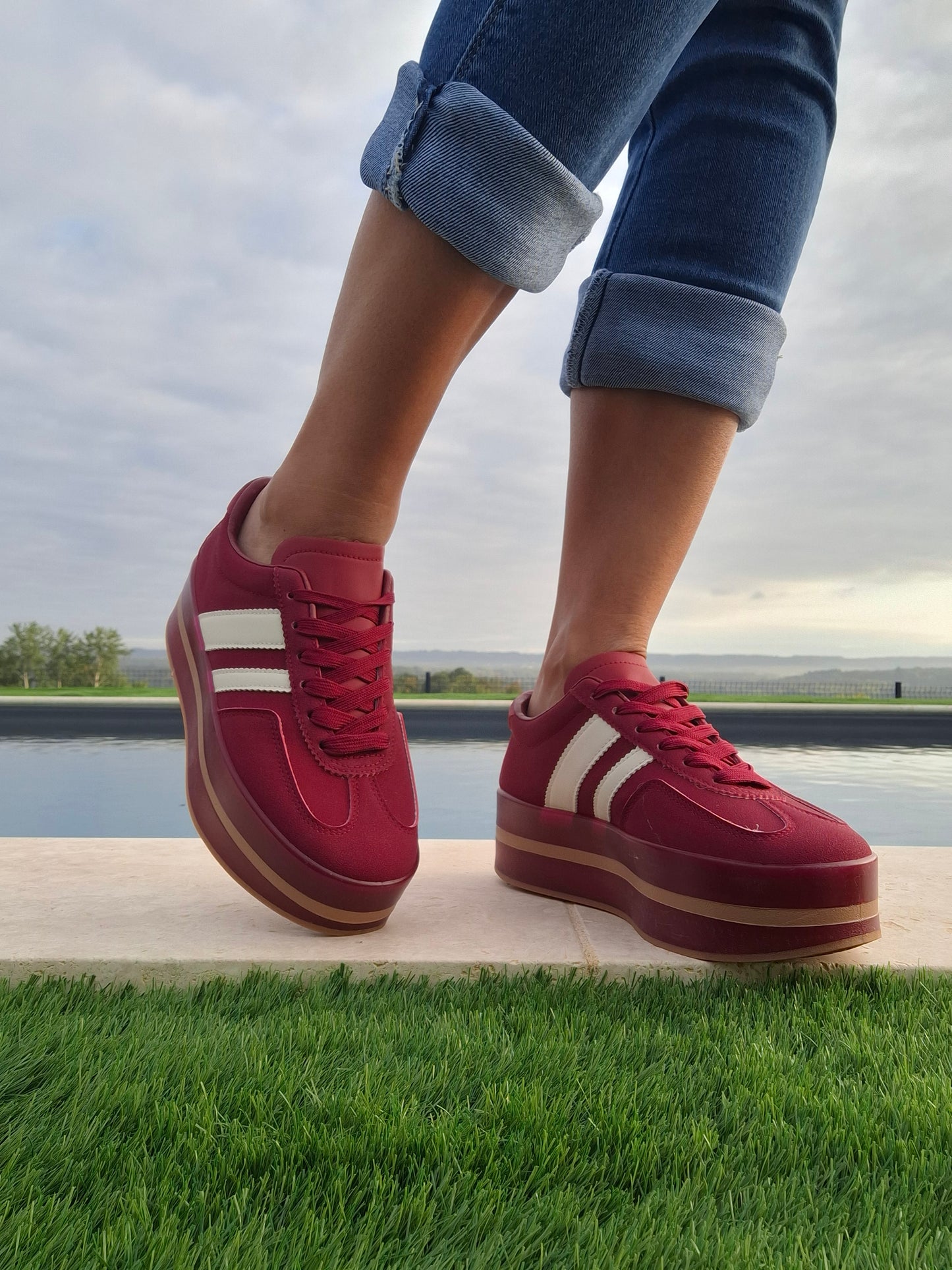 Chaussures baskets basses compensées rouge bordeaux avec bandes blanches style sneakers campus