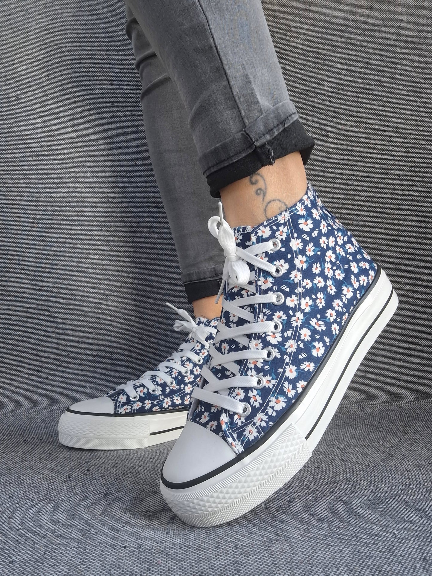 Chaussures baskets hautes motifs liberty fleurs bleu marine en tissu style converse
