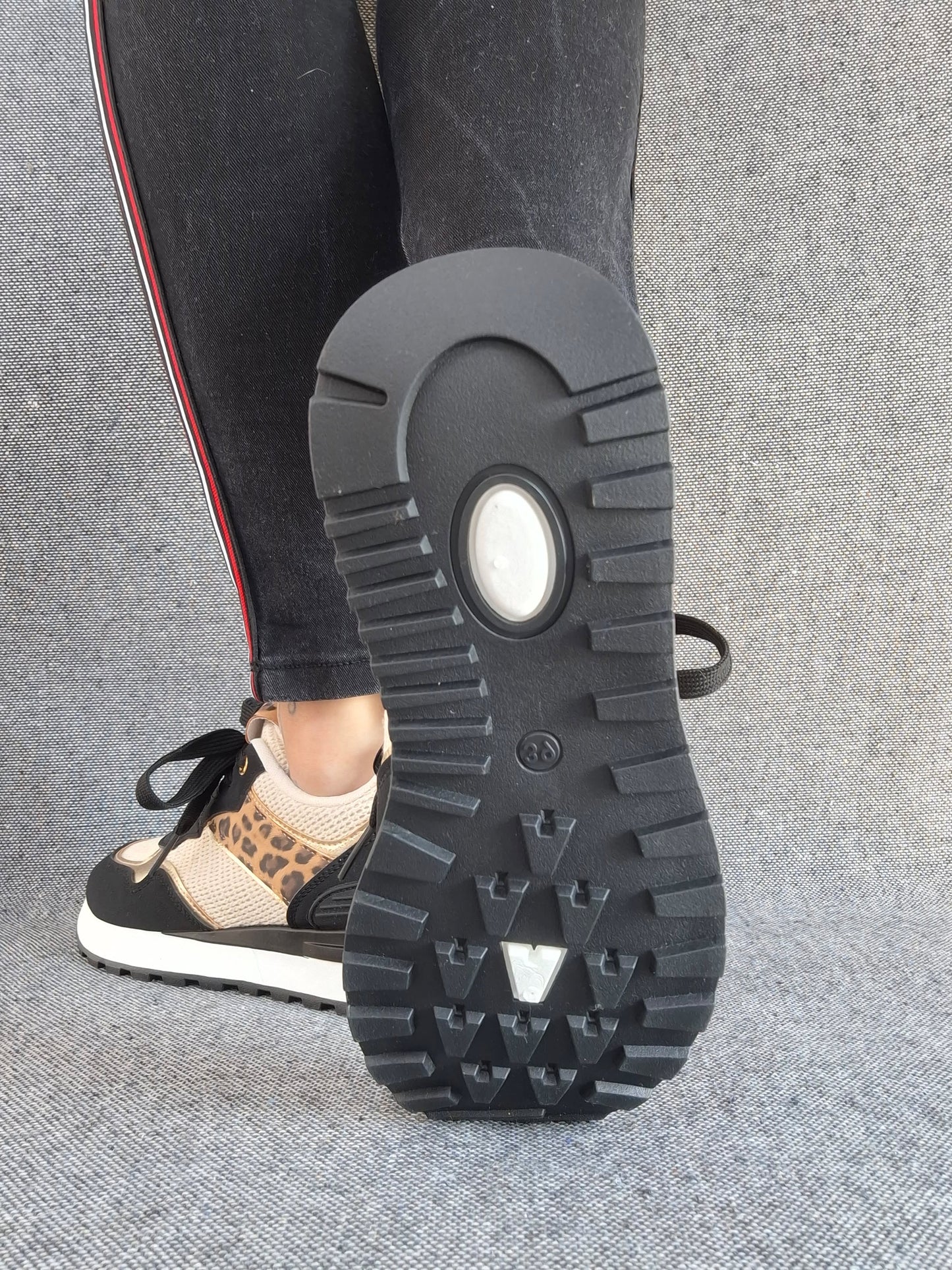 Chaussures baskets en tissu beige et noir avec un motif léopard style sneakers