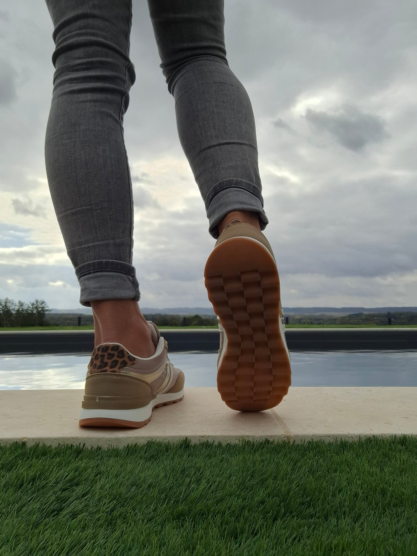 Chaussures baskets kaki et taupe avec un motif doré style sneakers new balance