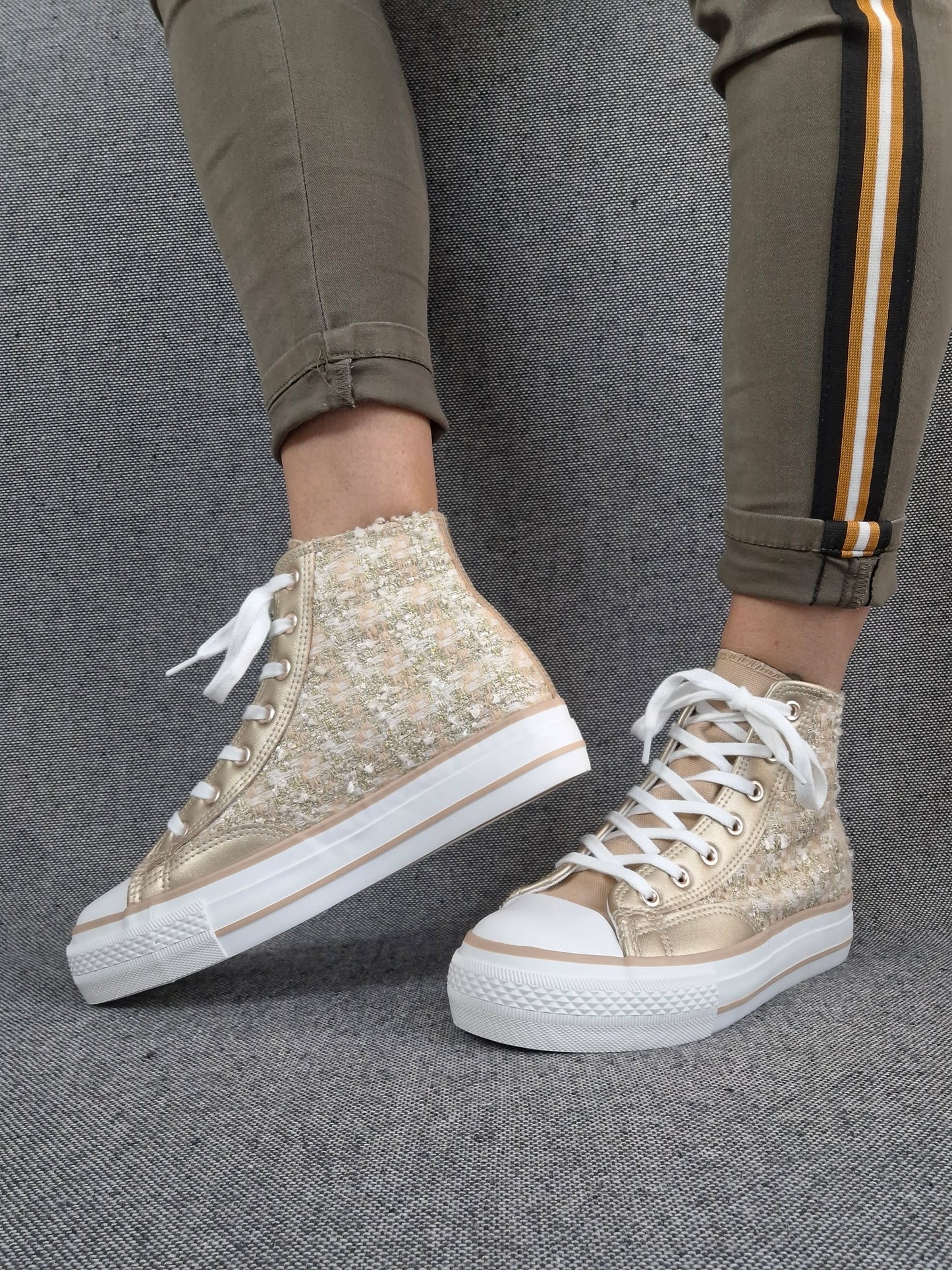 Chaussures baskets hautes en tweed doré style converse