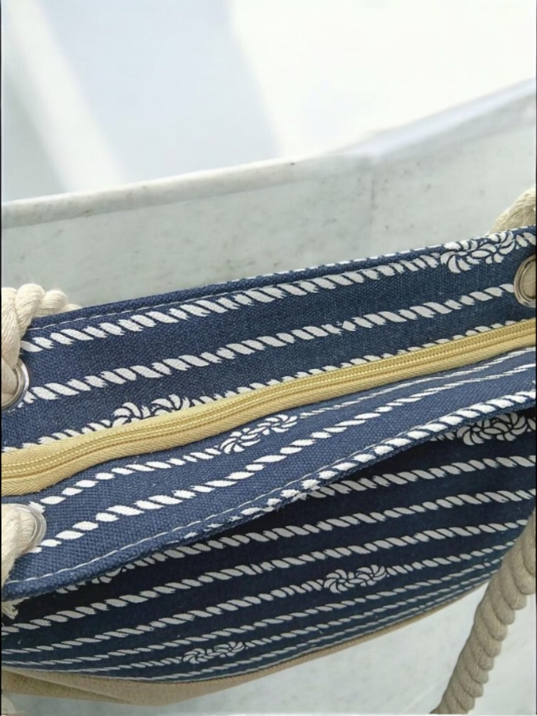Sac à main de plage porté à l’épaule bleu motifs noeuds