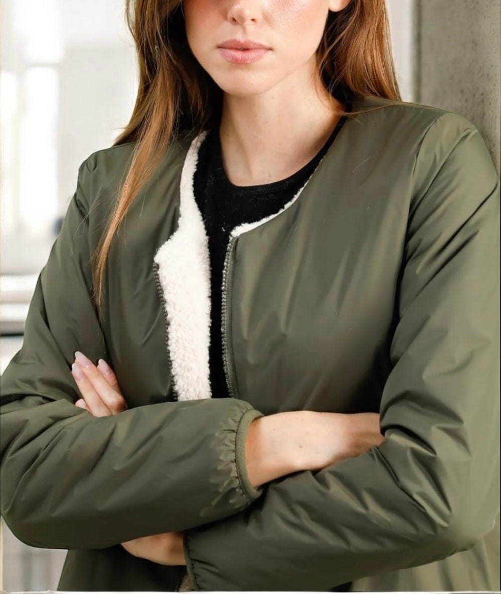 Laura Jo - Veste courte réversible kaki avec doublure en sherpa beige