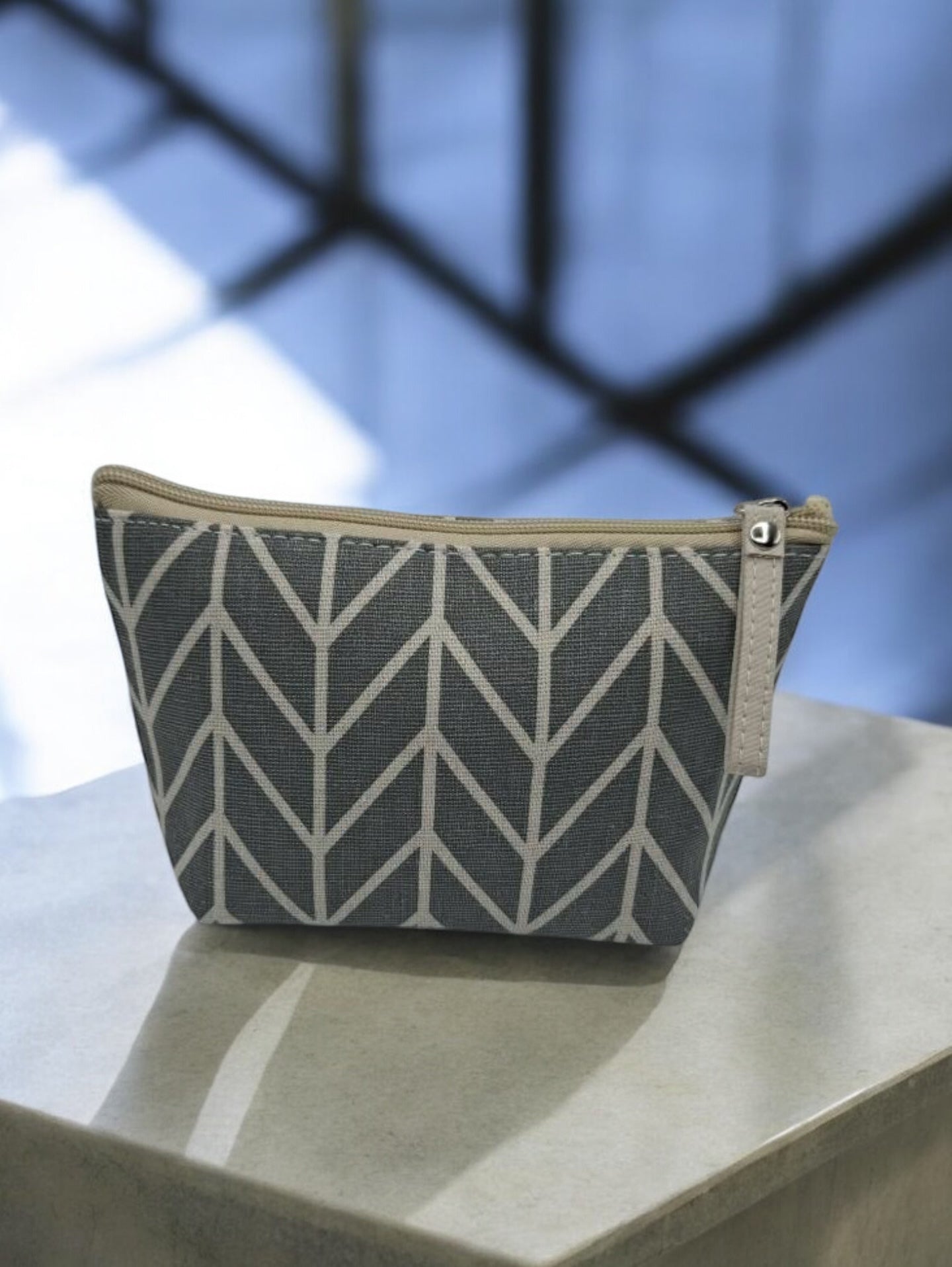 Trousse en coton motif géométrique blanc sur fond gris