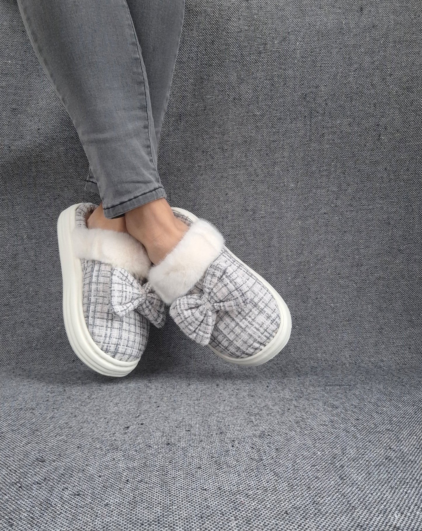 Chaussons fourrés bleu et blanc en tissu à carreaux avec noeud