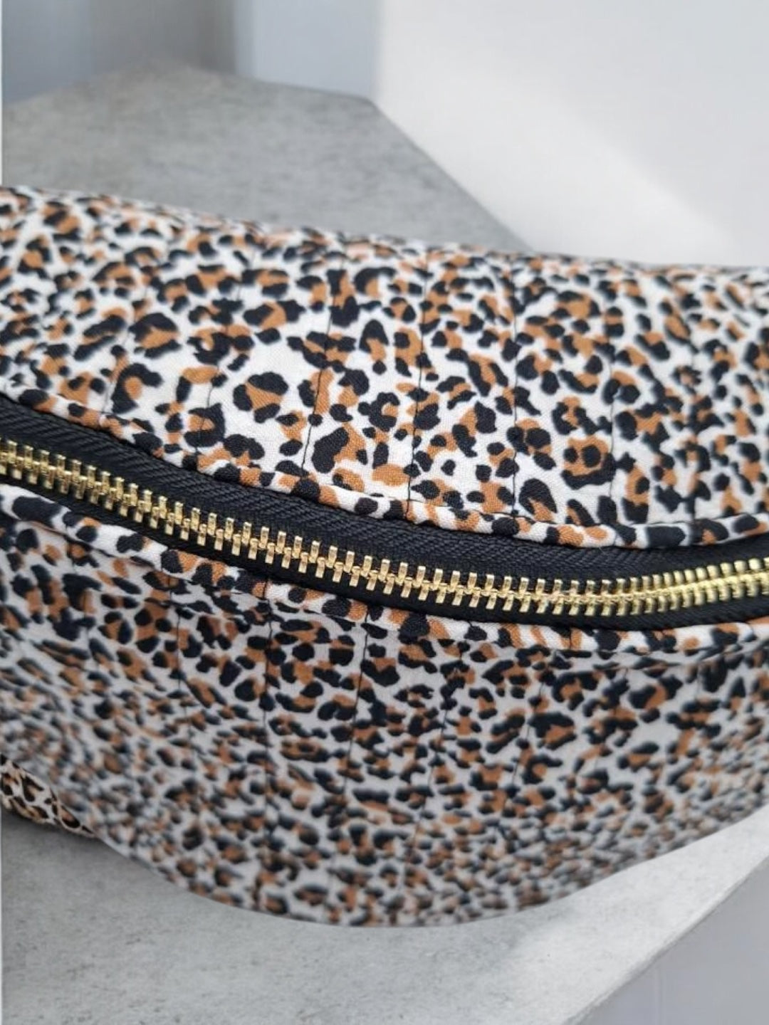 Sac banane beige motifs léopard matelassé en coton