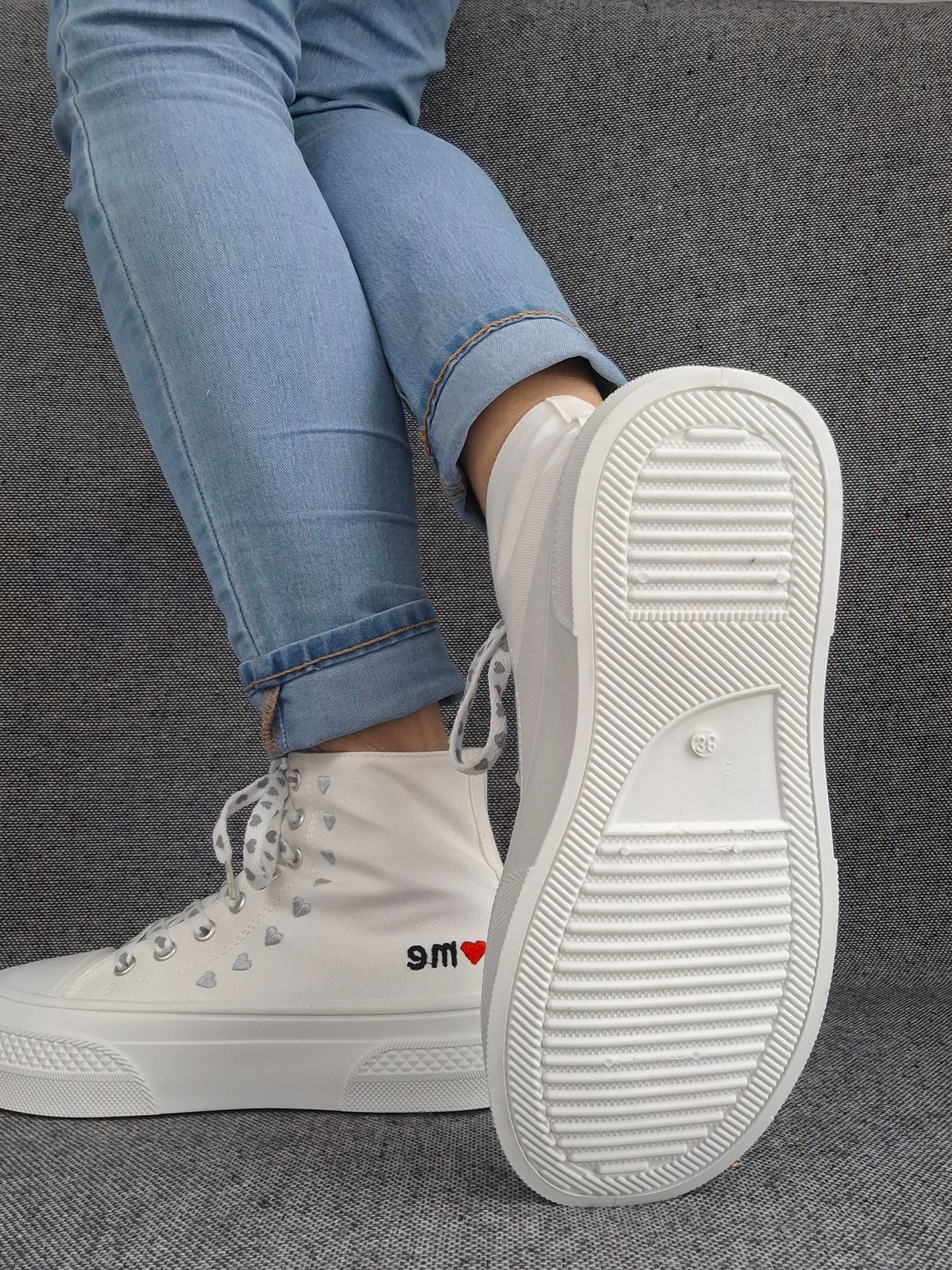 Chaussures baskets hautes en tissu toile beige avec motifs coeurs semelles compensées