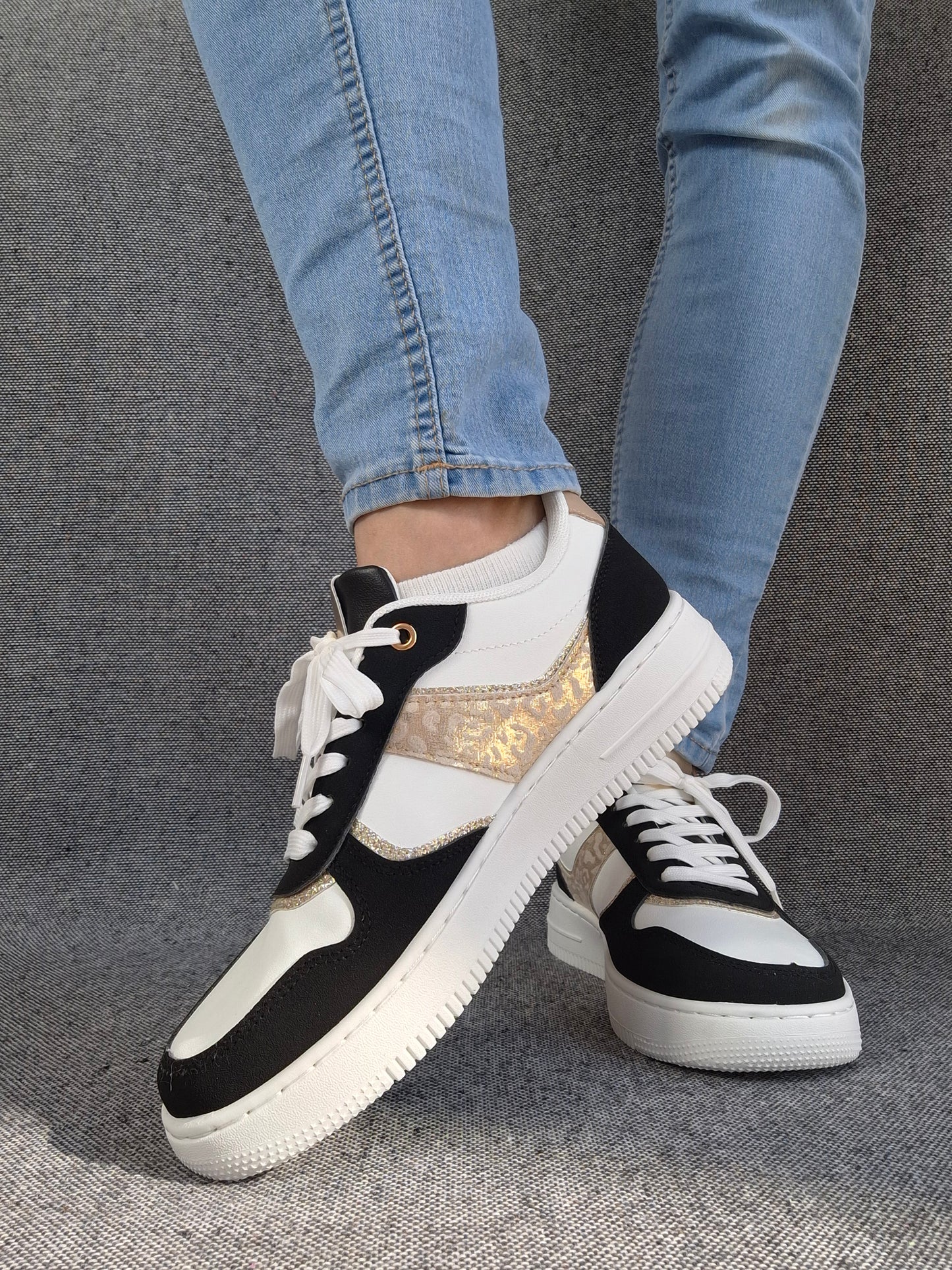 Chaussures baskets blanches et noirs details dorés style sneakers
