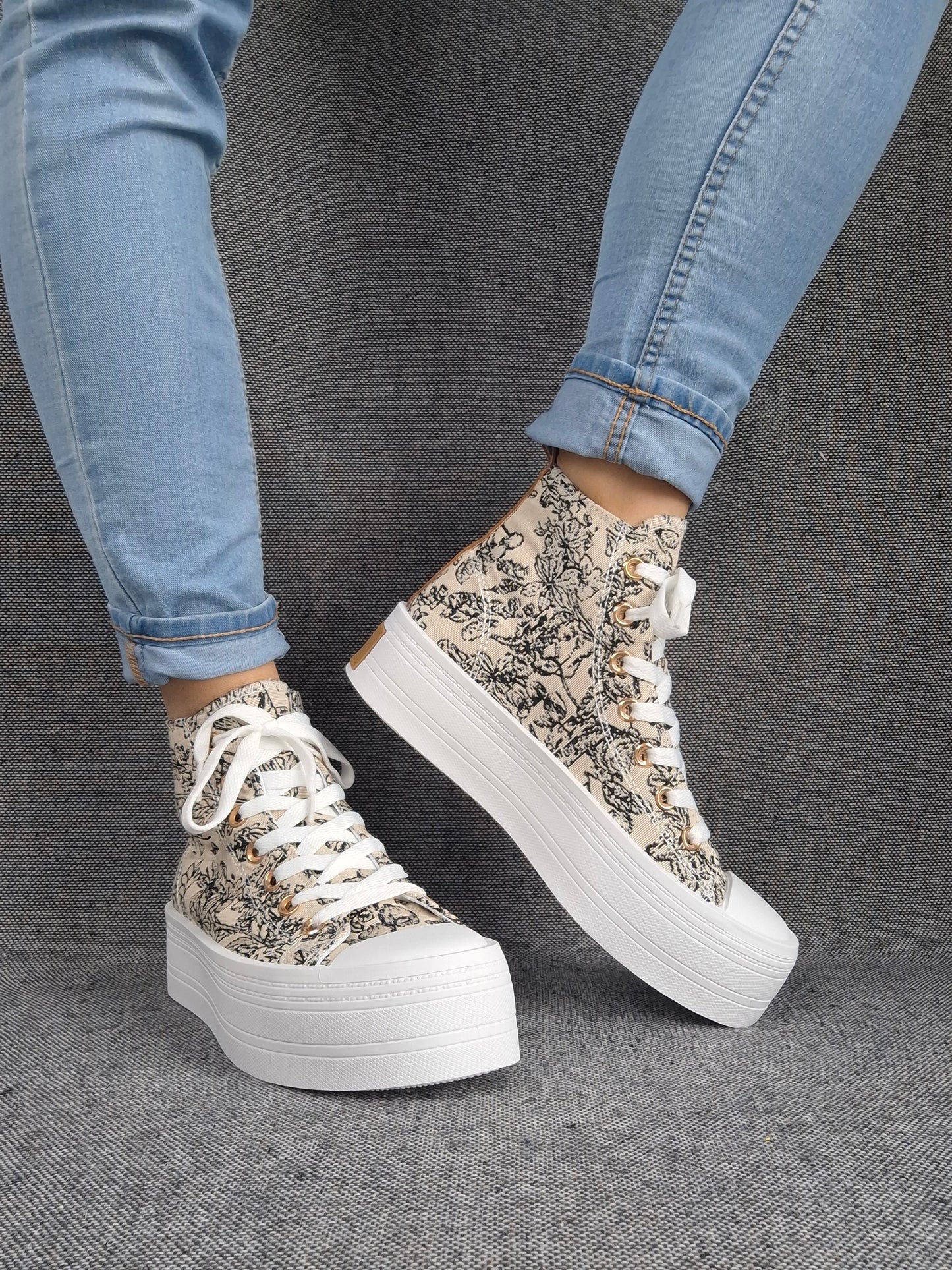 Chaussures baskets hautes en tissu toile beige toile de jouy noir semelles compensées