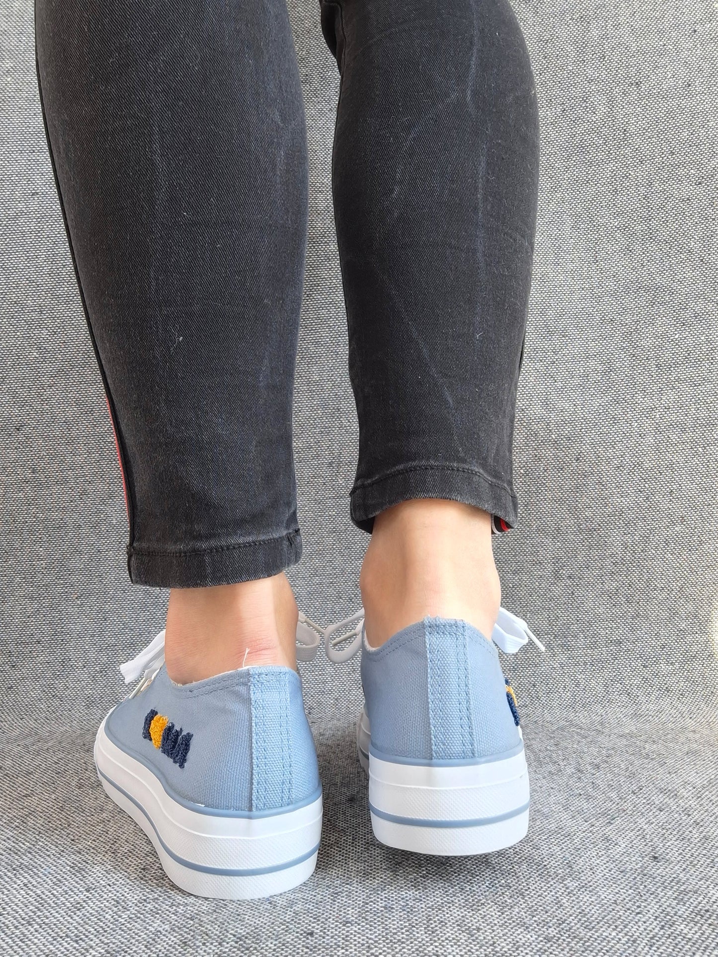 Chaussures baskets basses en toile bleu denim avec inscription “Amor” style converse