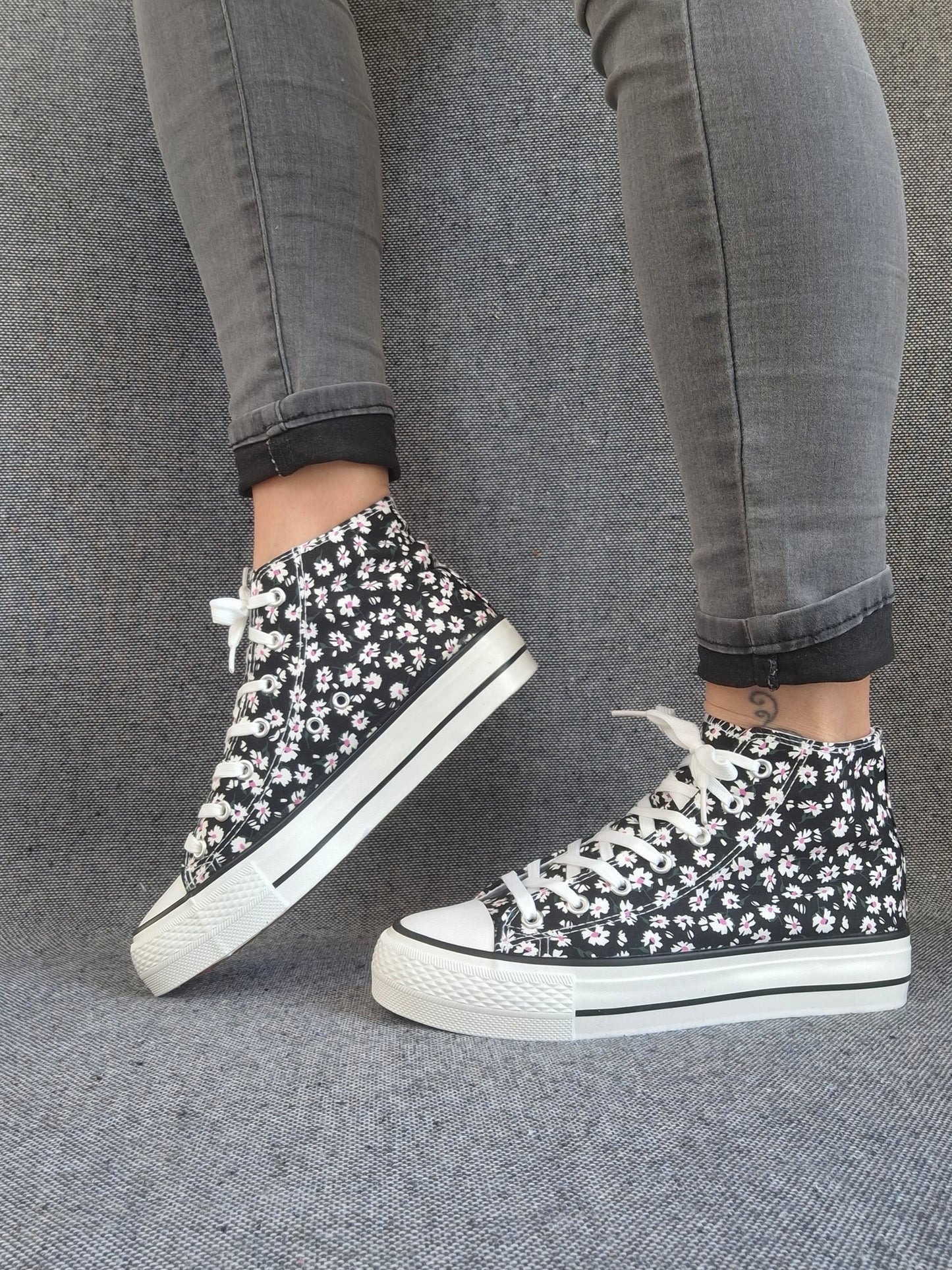 Chaussures baskets hautes motifs liberty fleurs noire en tissu style converse