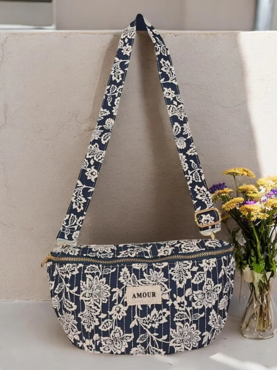 Sac banane coton matelassé liberty fleuri toile de jouy bleu marine et blanc