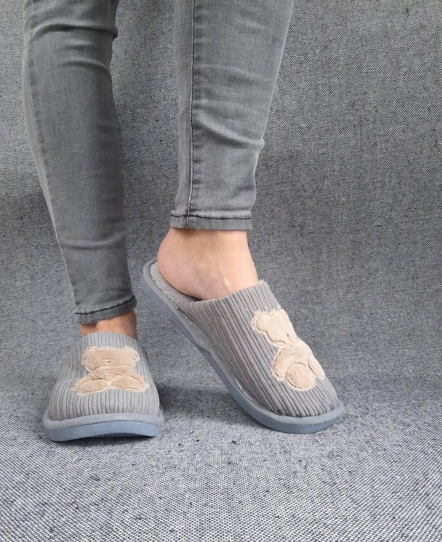 Chaussons fourrés gris en tissu avec motif ours beige