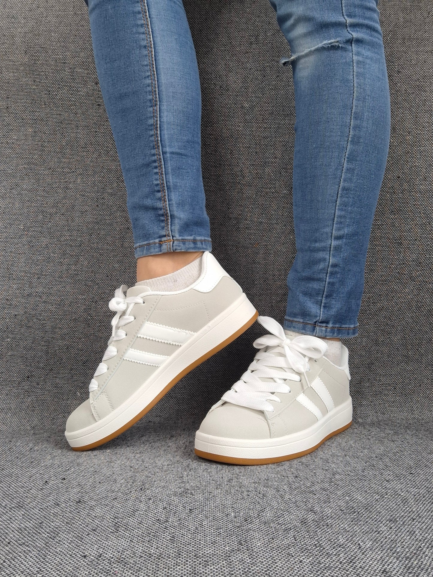 Chaussures baskets basses grises à rayures blanches style sneakers