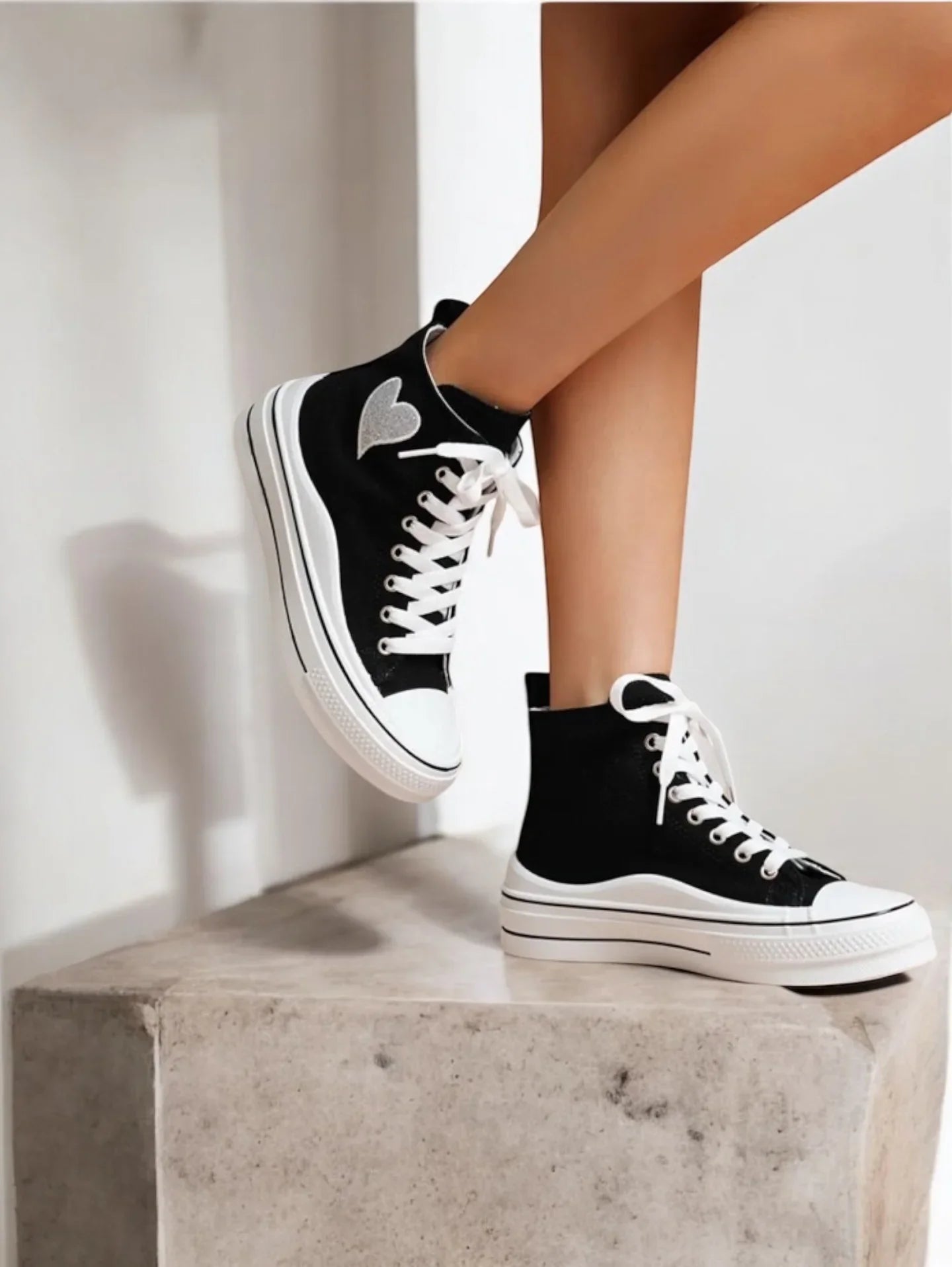 Chaussures baskets hautes noires et blanches avec motif cœur argenté style converse