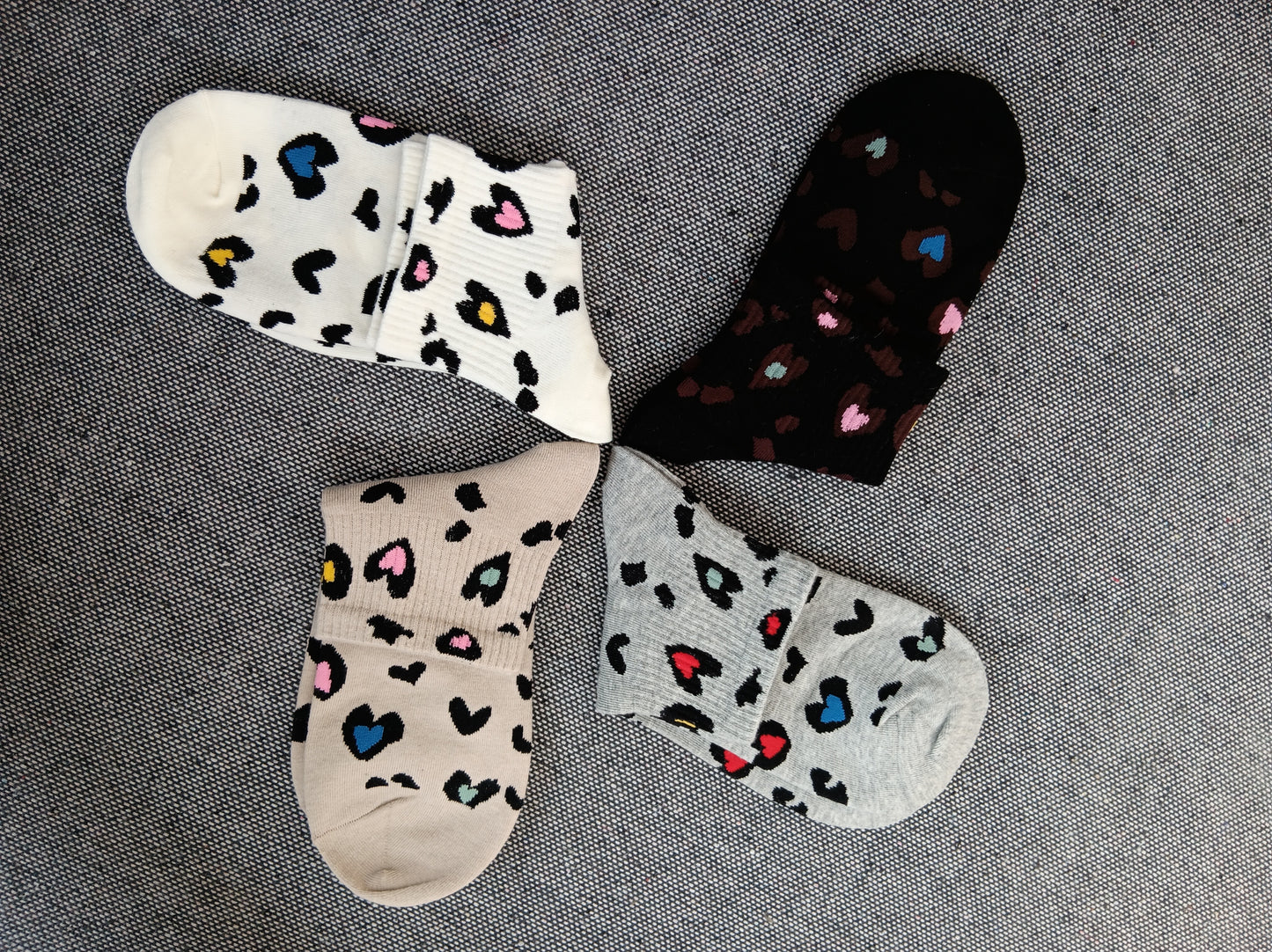 Paire de chaussettes beige en coton à motifs coeurs colorés