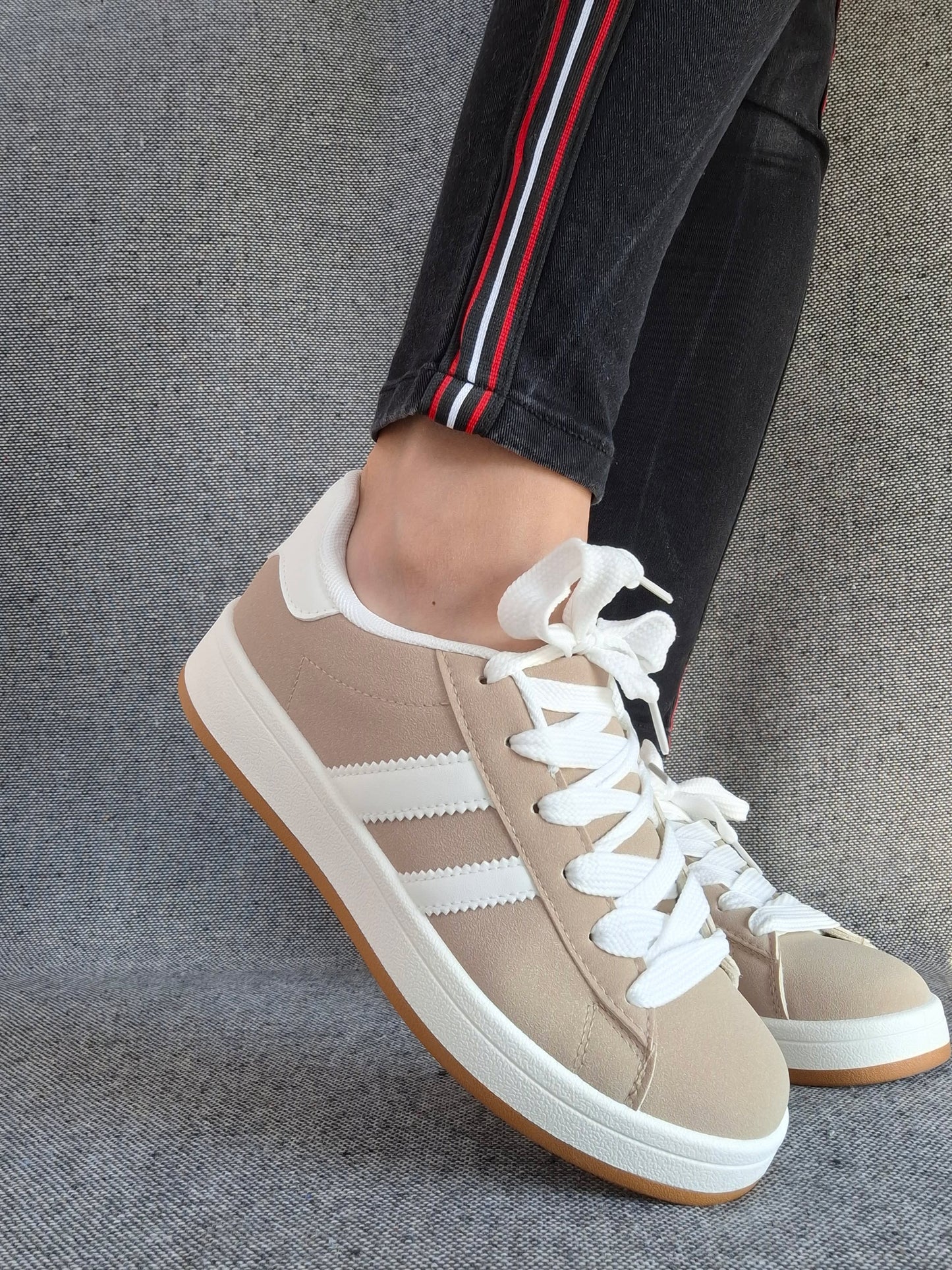 Chaussures baskets basses taupe avec bandes blanches style campus