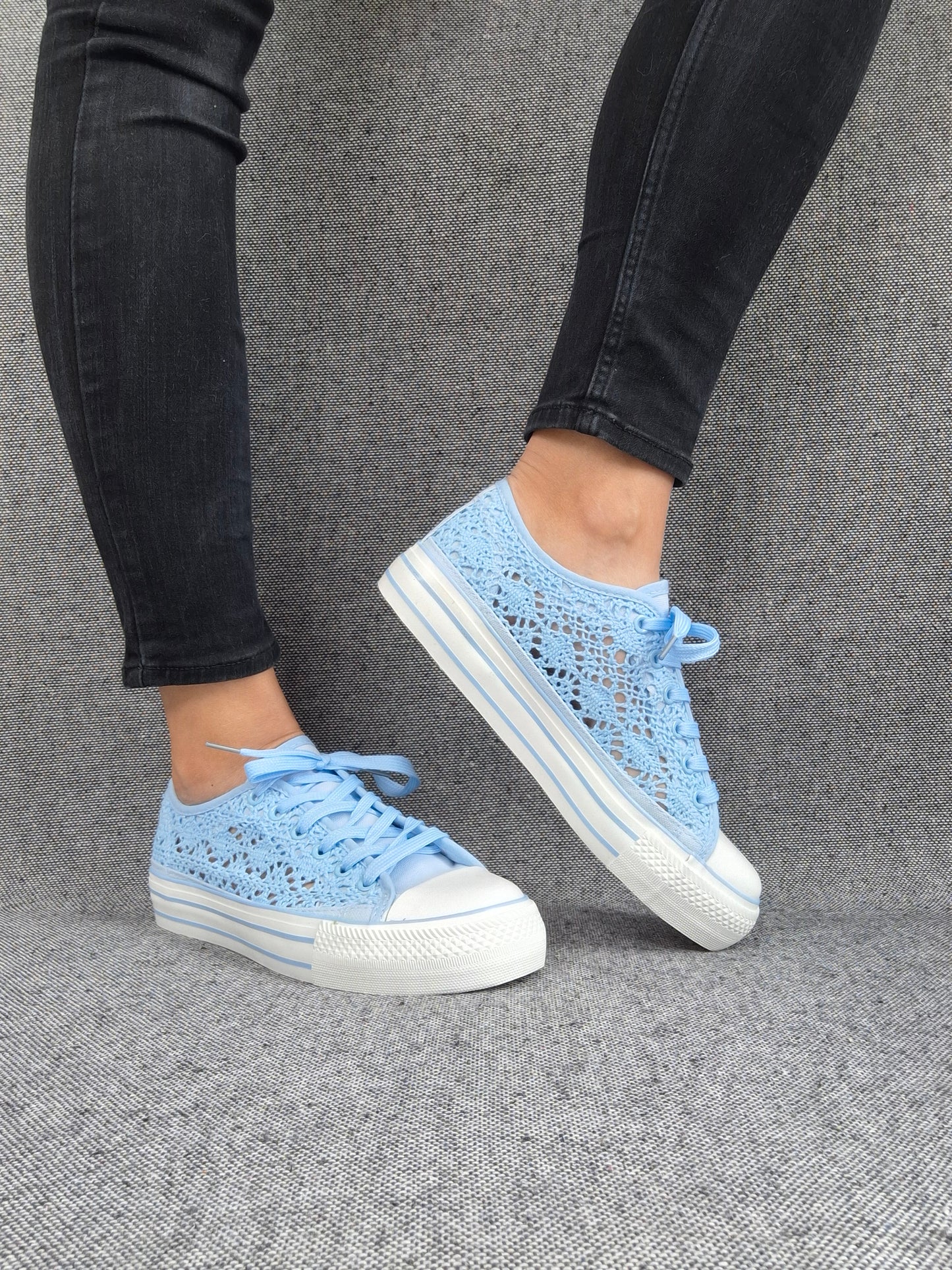 Chaussures baskets basses à dentelle bleu en tissu style converse
